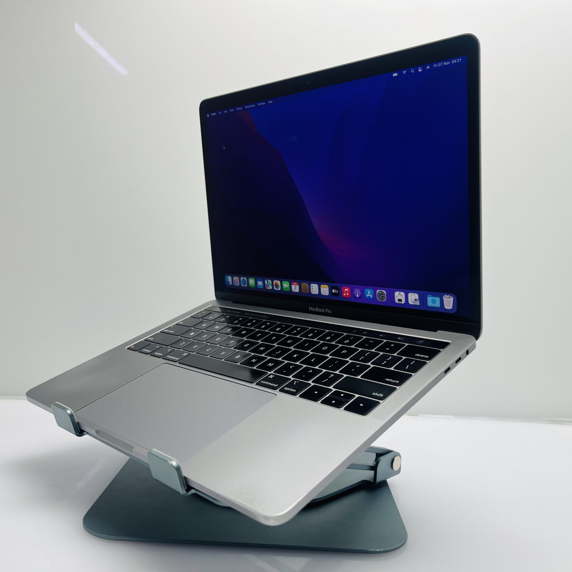 Apple Macbook Pro 13-inch "Core i7" 2.8GHz (Touch/2019) 16GB RAM 1TB SSD Space Grey - (Grade B) - Image 4