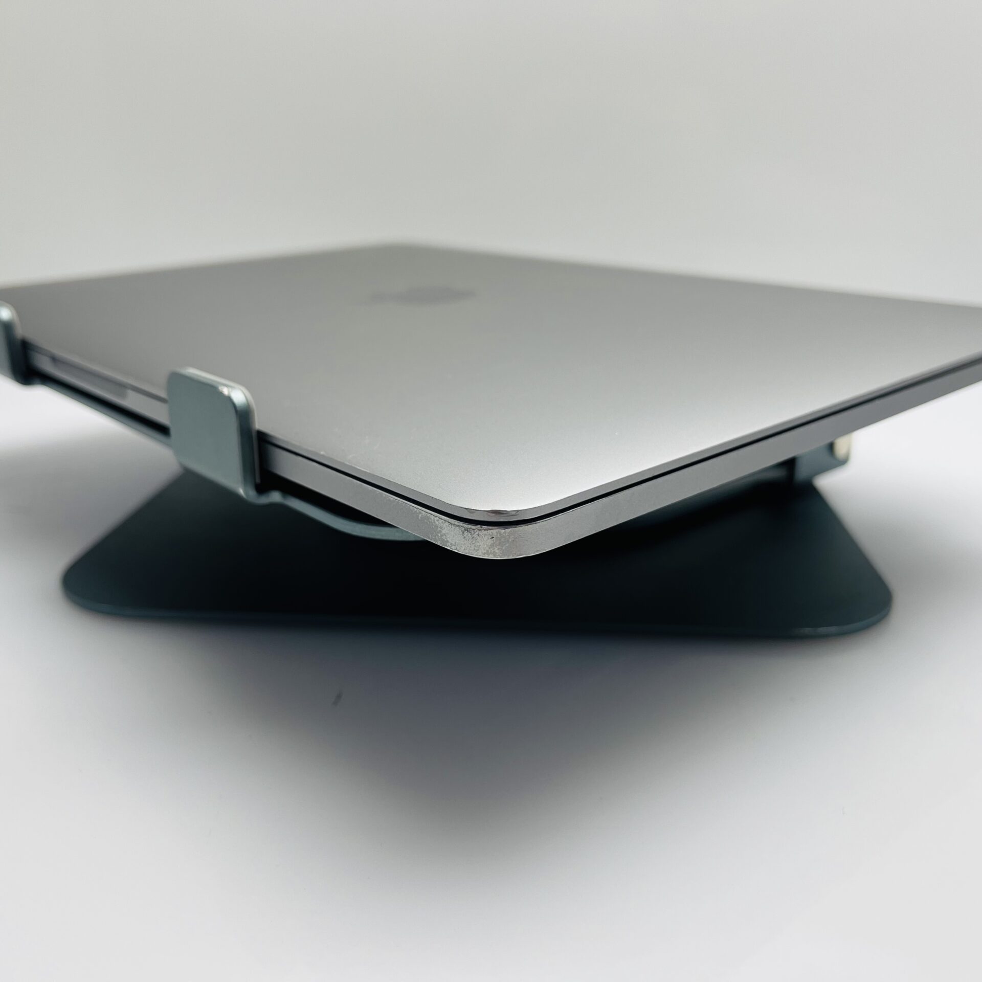 Apple Macbook Pro 13-inch "Core i7" 2.8GHz (Touch/2019) 16GB RAM 1TB SSD Space Grey - (Grade B) - Image 5