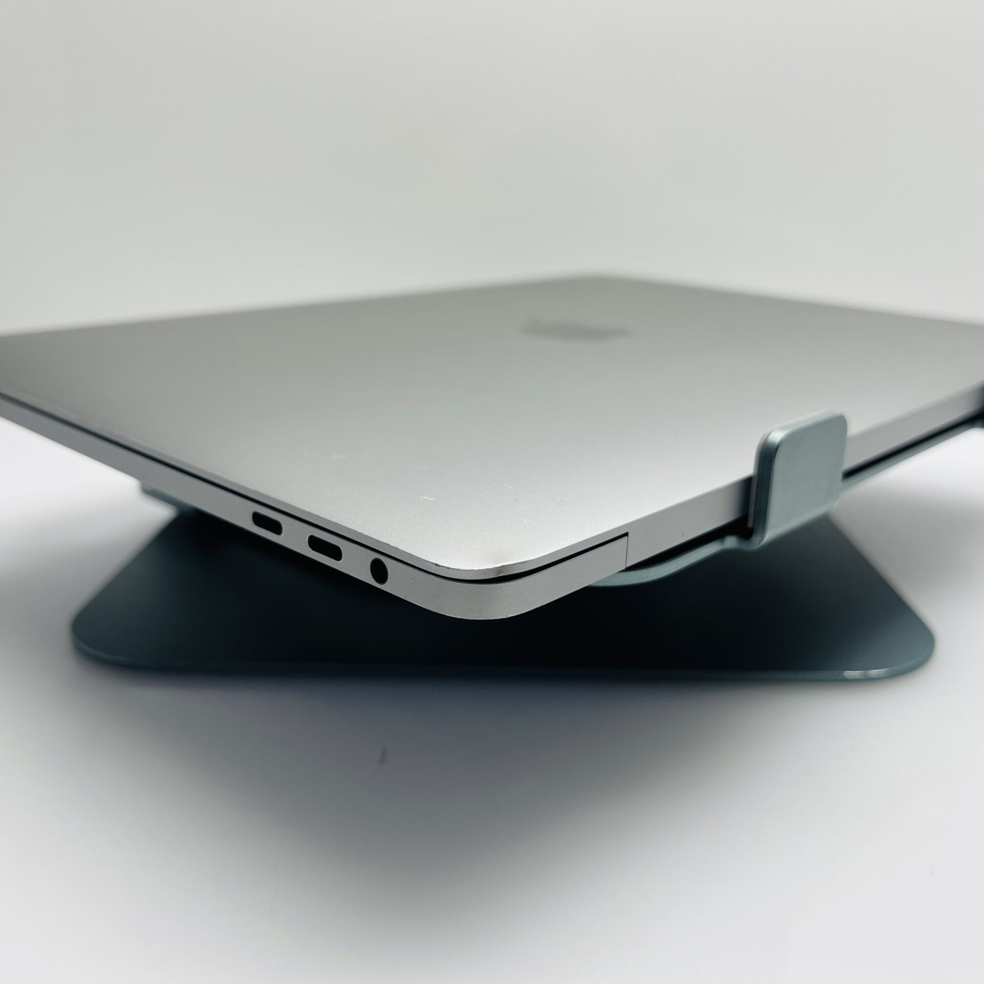 Apple Macbook Pro 13-inch "Core i7" 2.8GHz (Touch/2019) 16GB RAM 1TB SSD Space Grey - (Grade B) - Image 7