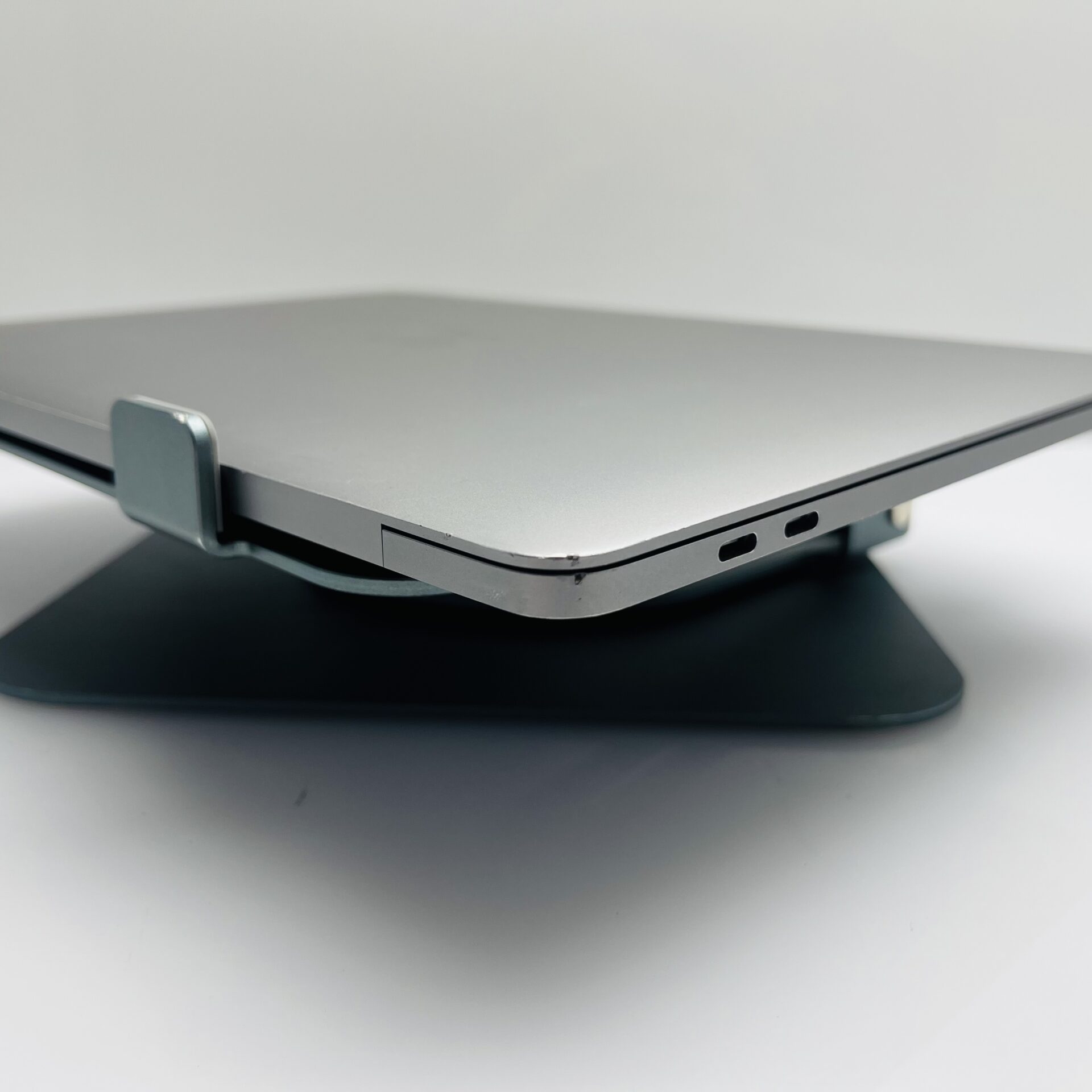 Apple Macbook Pro 13-inch "Core i7" 2.8GHz (Touch/2019) 16GB RAM 1TB SSD Space Grey - (Grade B) - Image 8