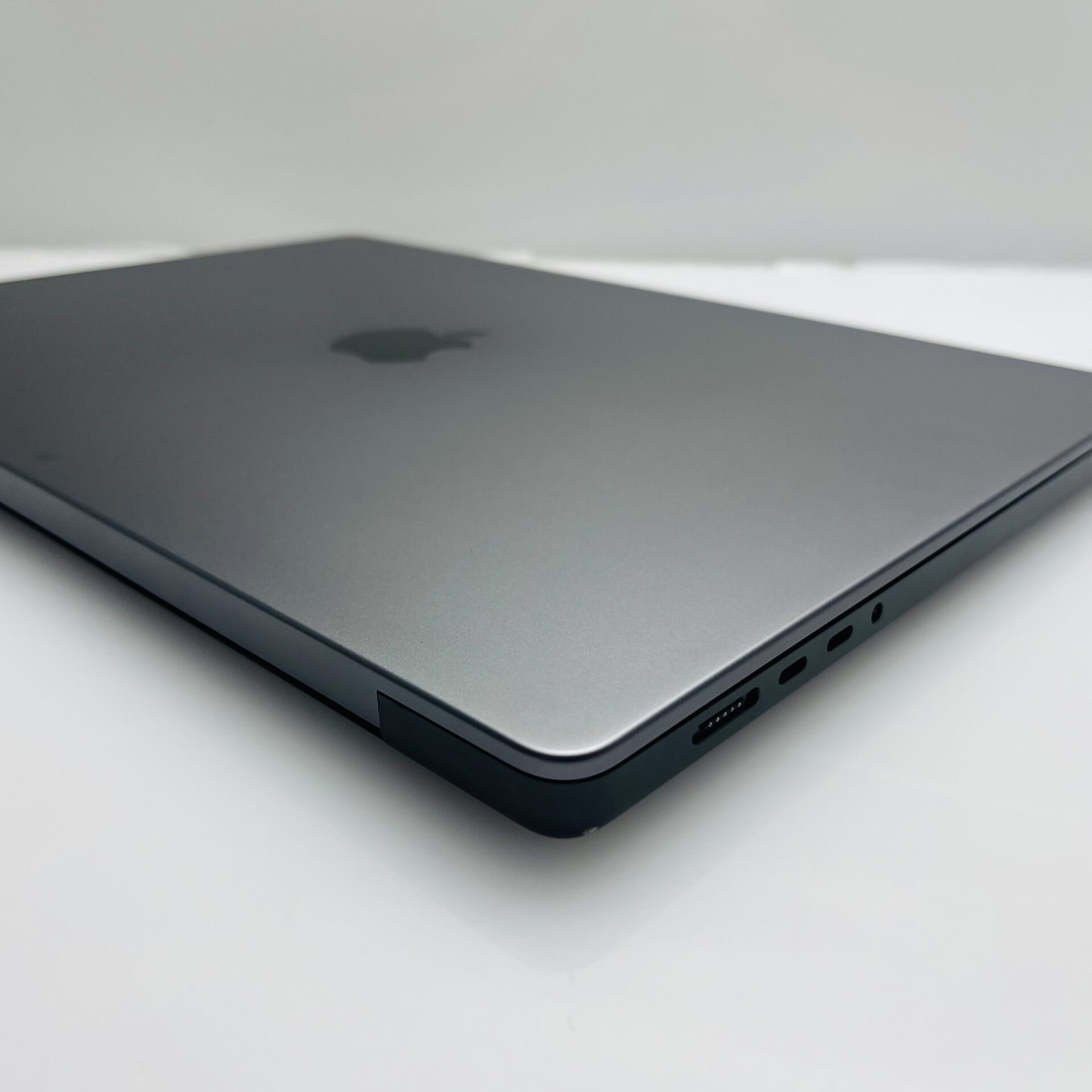 Apple Macbook Pro "M3 Max" 16-inch 30 GPU/14 CPU (2023) 36GB RAM 1TB SSD Space Black/Space Gray - (Grade B) - Image 8
