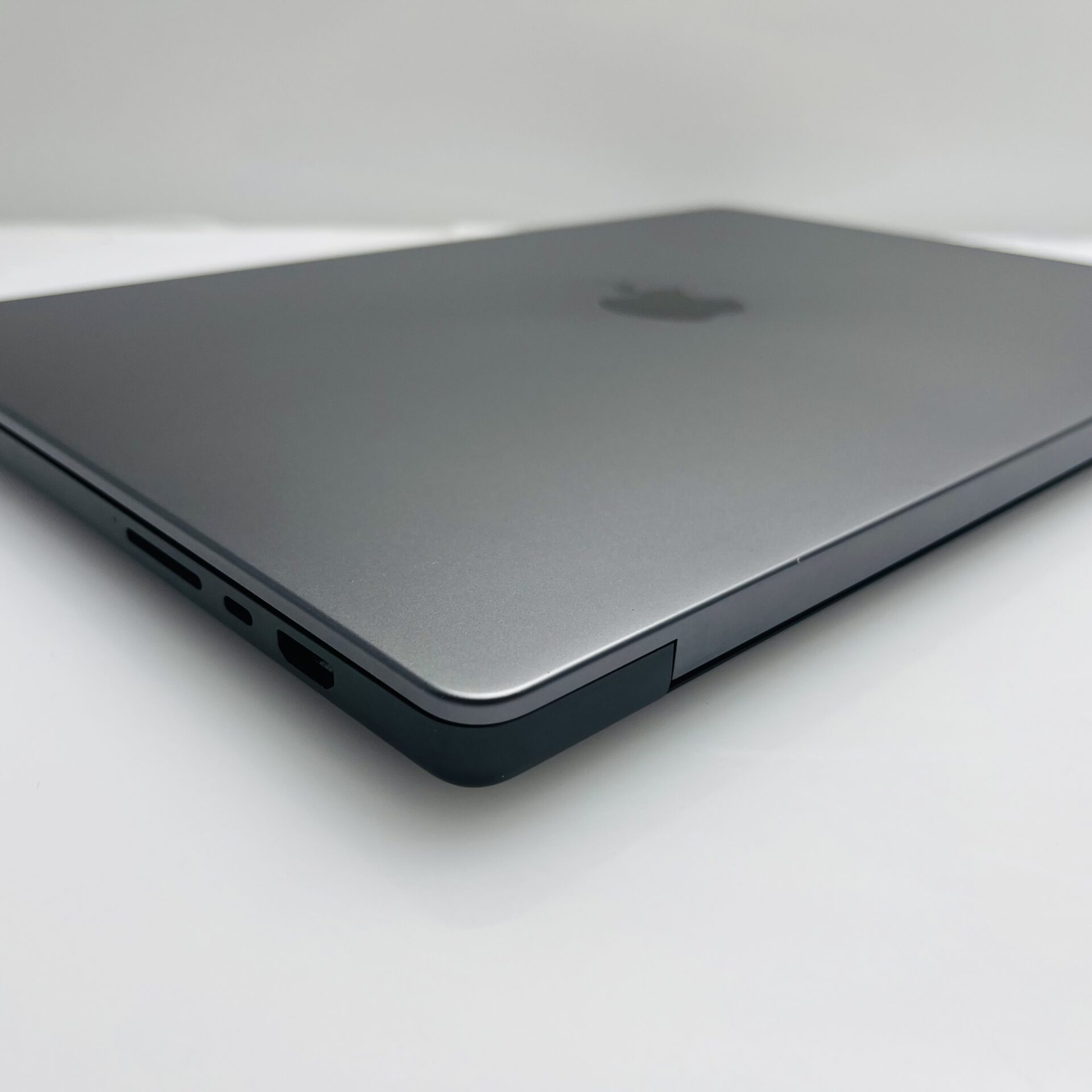 Apple Macbook Pro "M3 Max" 16-inch 30 GPU/14 CPU (2023) 36GB RAM 1TB SSD Space Black/Space Gray - (Grade B) - Image 7