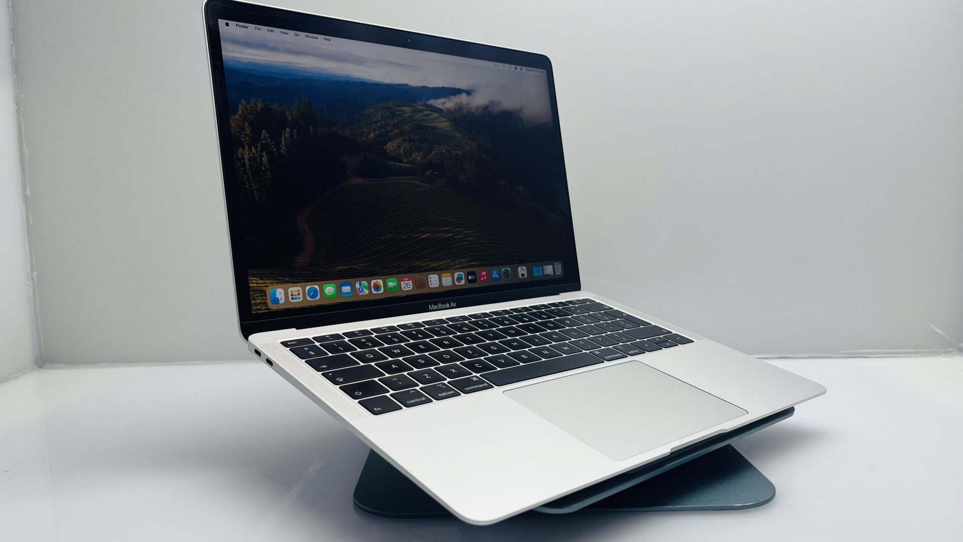 Apple MacBook Air 13-Inch “Core i5” 1.60GHz (TrueTone, 2019) 8GB RAM 128GB SSD Silver (Grade B) - Image 4