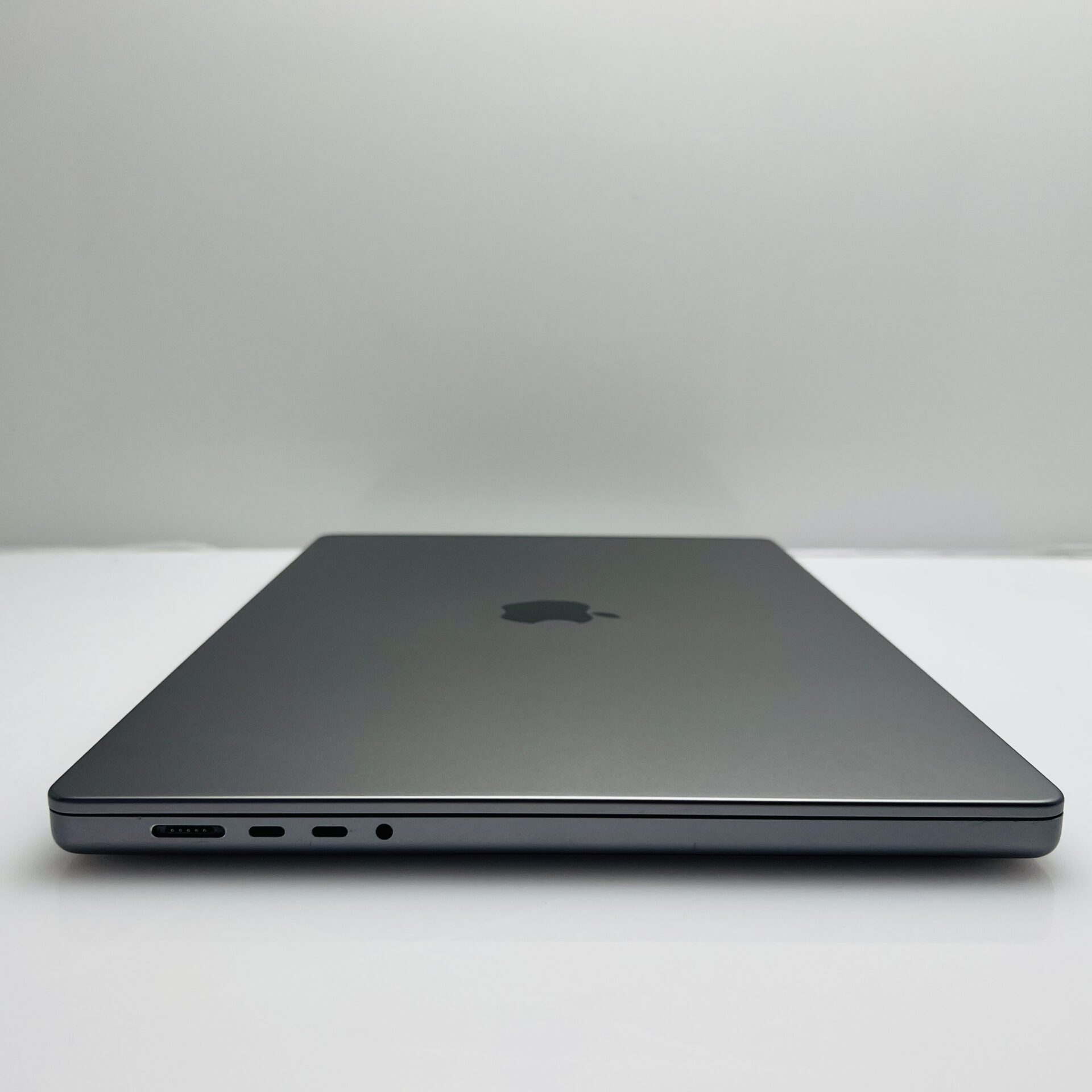 Apple Macbook Pro “M1 Pro” 16-Inch 10 CPU/16 GPU (2021) 16GB RAM 512GB SSD Space Gray – (Grade B) - Image 7