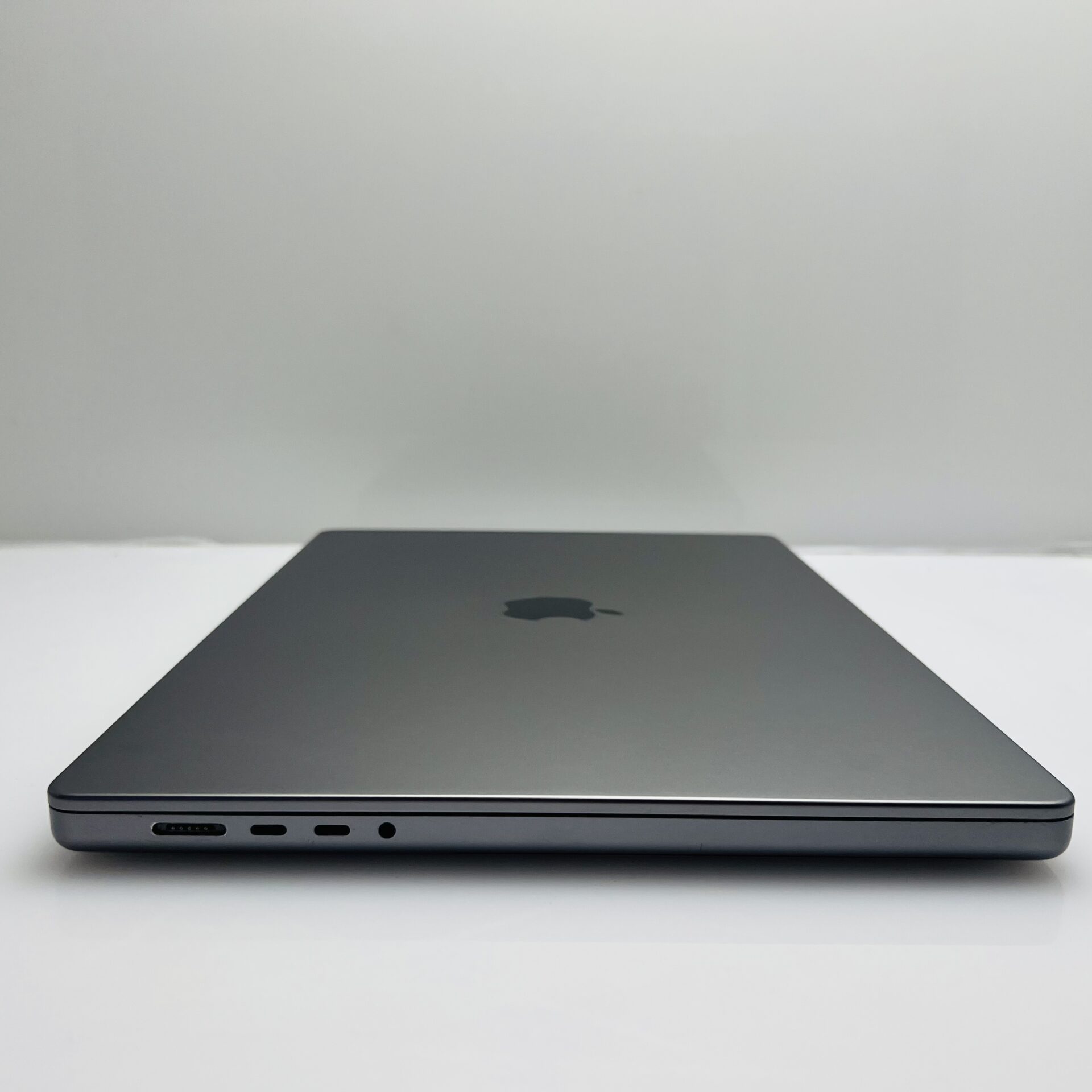 Apple Macbook Pro “M1 Pro” 16-Inch 10 CPU/16 GPU (2021) 16GB RAM 512GB SSD Space Gray – (Grade B) - Image 8