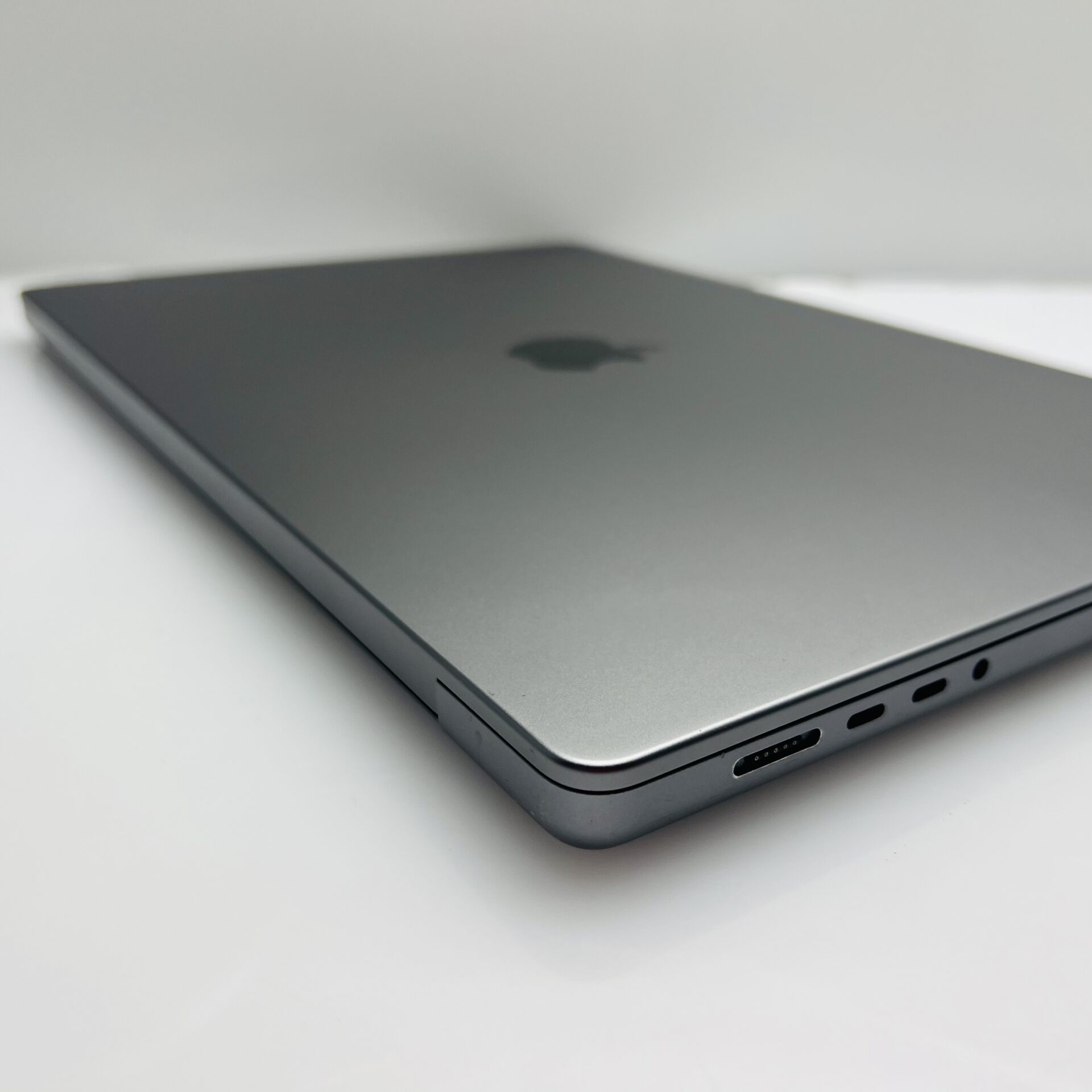Apple Macbook Pro “M1 Pro” 16-Inch 10 CPU/16 GPU (2021) 16GB RAM 512GB SSD Space Gray – (Grade B) - Image 9