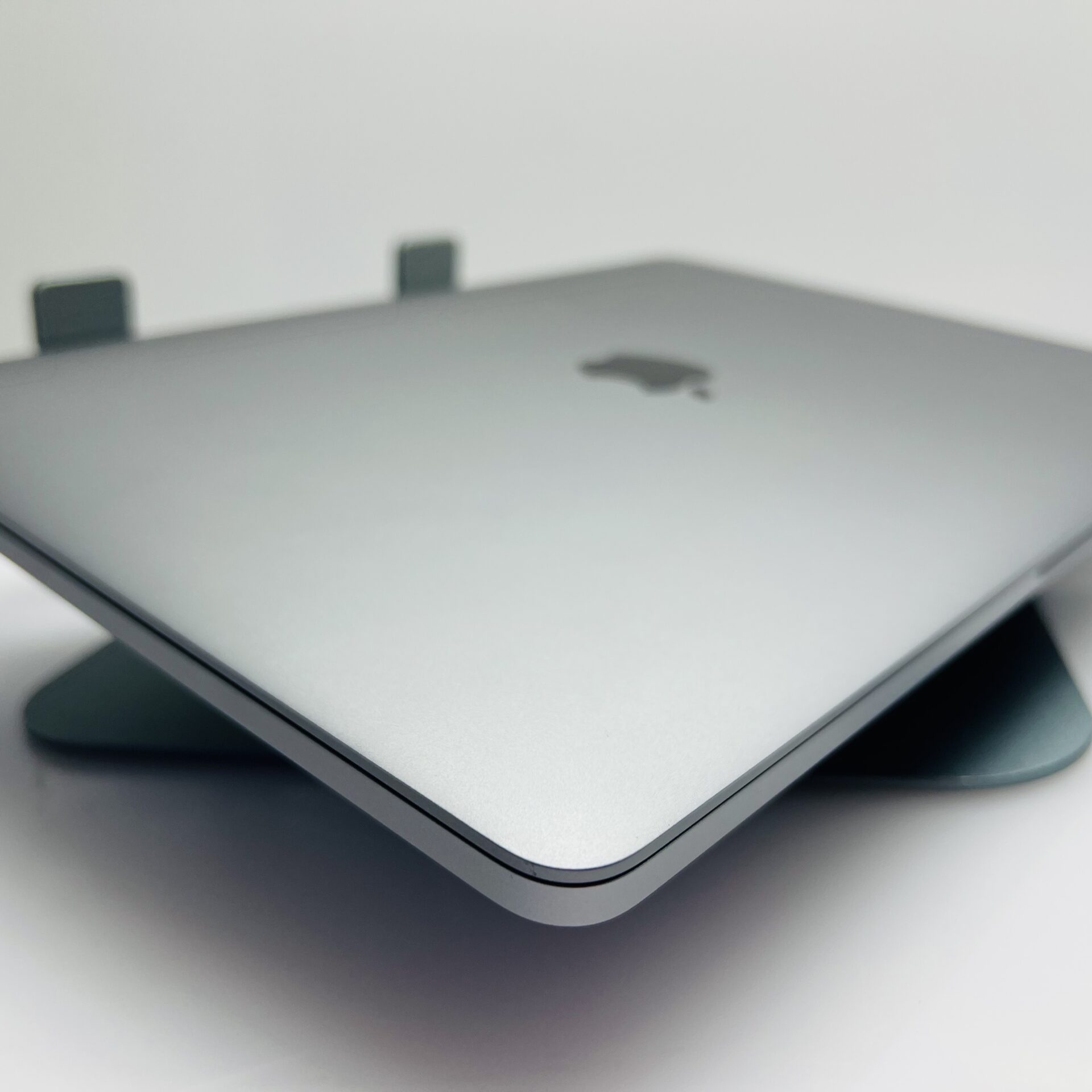 Apple MacBook Pro “M1” 13-inch 8 CPU/8 GPU 8GB RAM 256GB SSD Space Gray – (Grade B) - Image 6