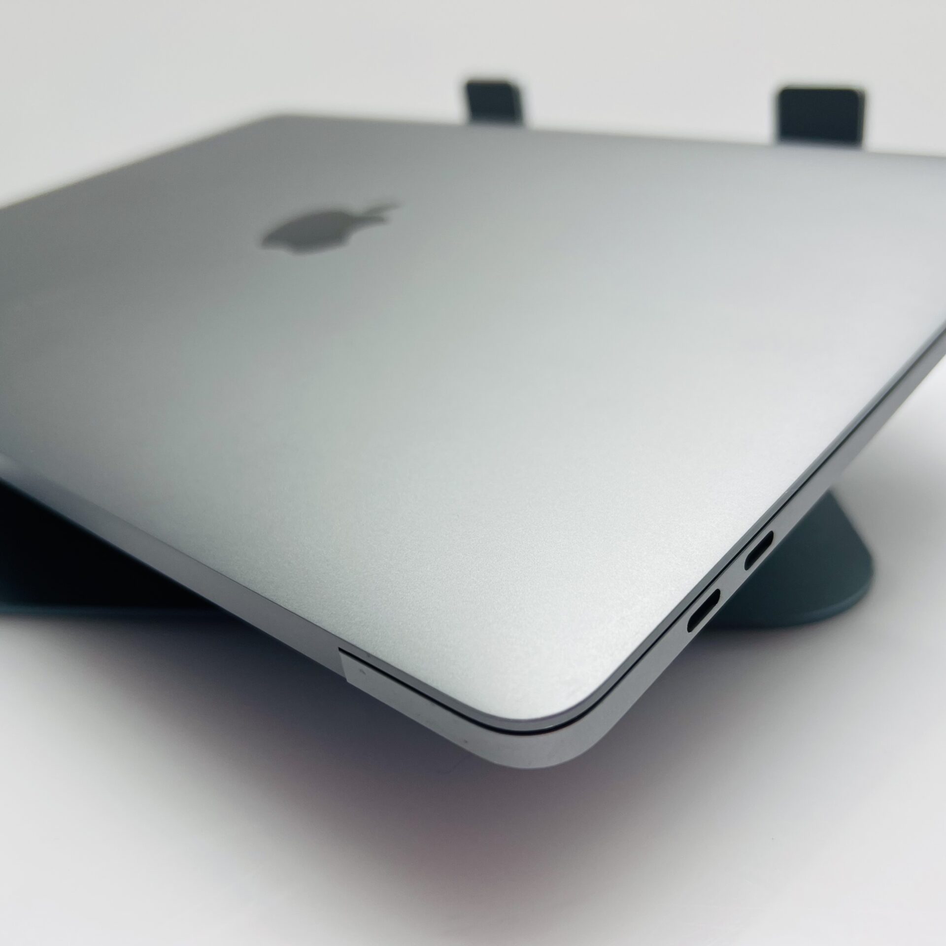 Apple MacBook Pro “M1” 13-inch 8 CPU/8 GPU 8GB RAM 256GB SSD Space Gray – (Grade B) - Image 8