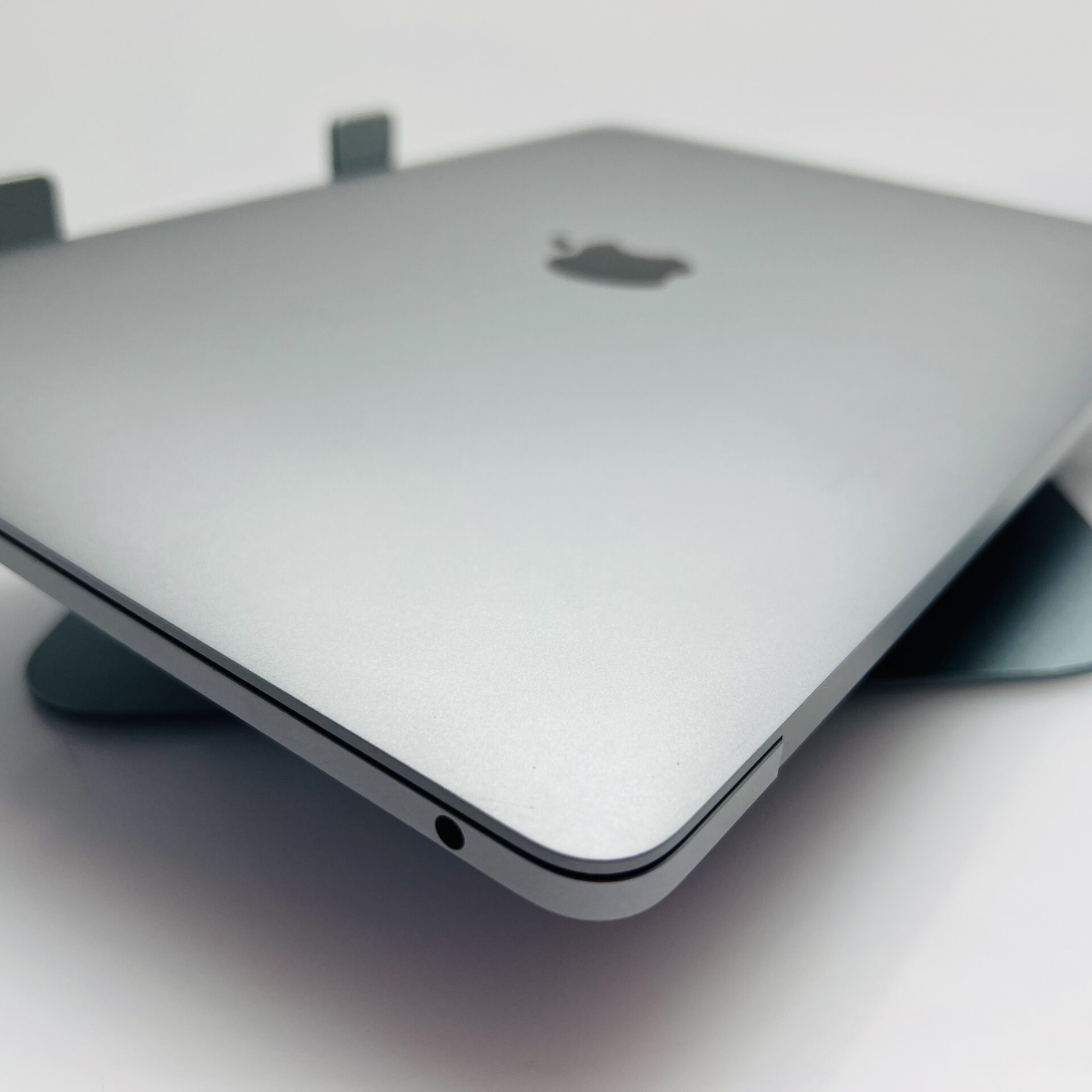 Apple MacBook Pro “M1” 13-inch 8 CPU/8 GPU 8GB RAM 256GB SSD Space Gray – (Grade B) - Image 9