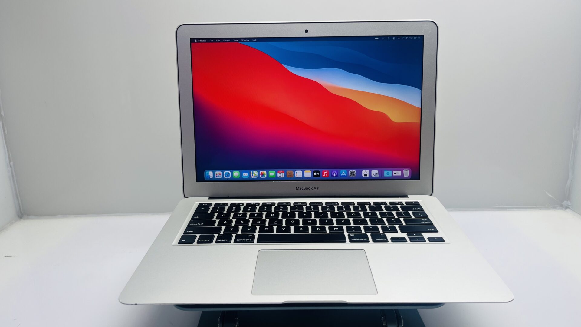 Apple MacBook Air 13-inch “Core i5” 1.60GHz (Early 2015) 8GB RAM 128GB SSD Silver - Image 2