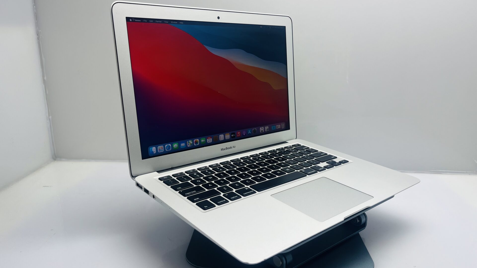 Apple MacBook Air 13-inch “Core i5” 1.60GHz (Early 2015) 8GB RAM 128GB SSD Silver - Image 3
