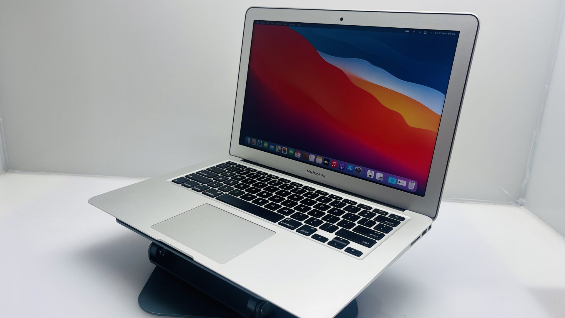 Apple MacBook Air 13-inch “Core i5” 1.60GHz (Early 2015) 8GB RAM 128GB SSD Silver - Image 4