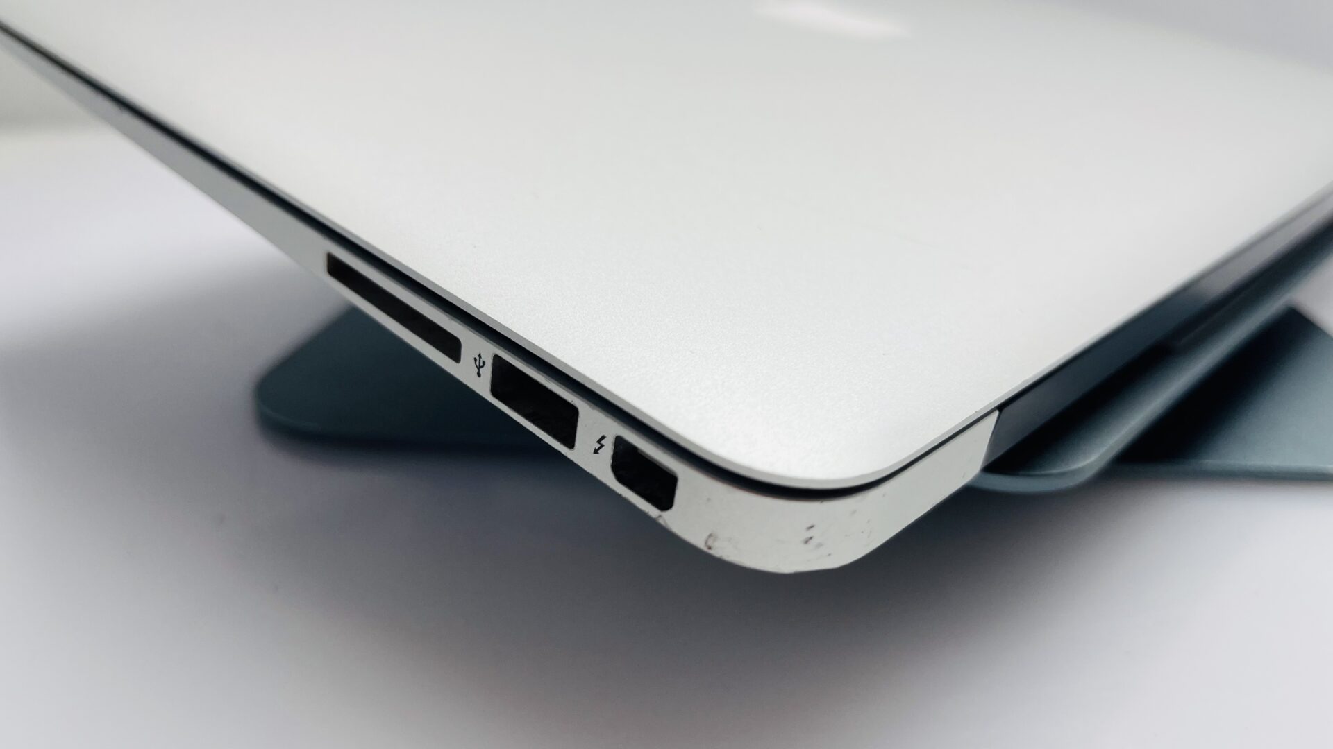 Apple MacBook Air 13-inch “Core i5” 1.60GHz (Early 2015) 8GB RAM 128GB SSD Silver - Image 7