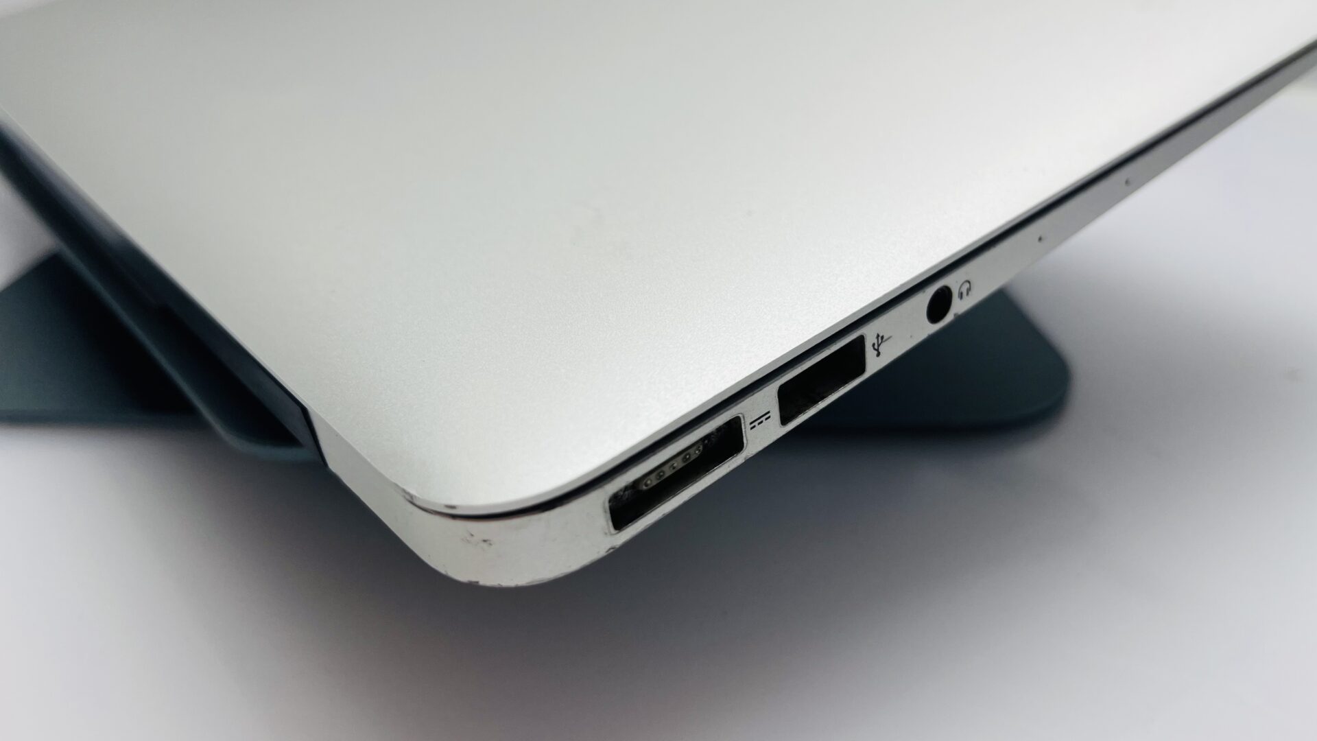 Apple MacBook Air 13-inch “Core i5” 1.60GHz (Early 2015) 8GB RAM 128GB SSD Silver - Image 8