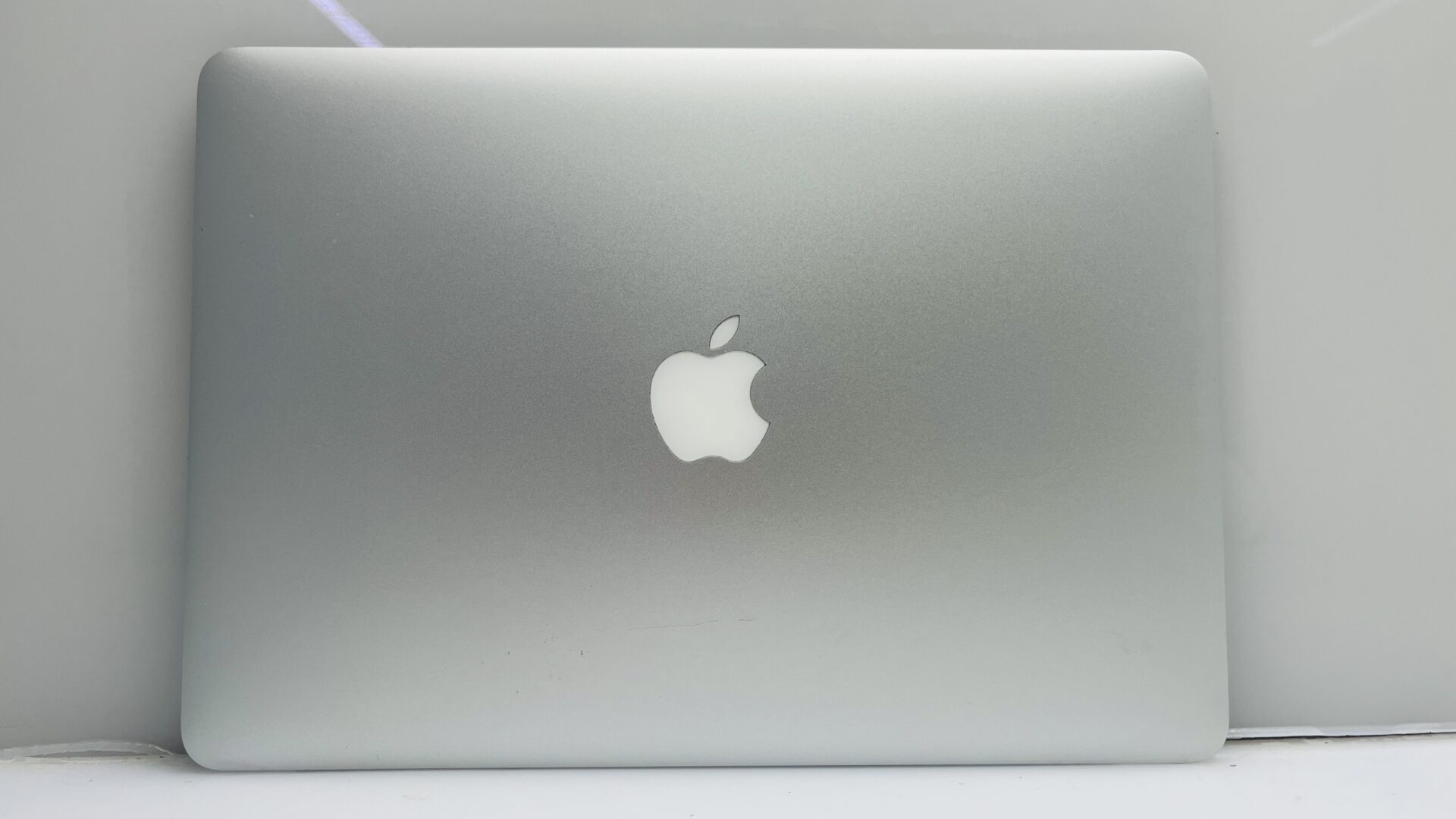 Apple MacBook Air 13-inch “Core i5” 1.60GHz (Early 2015) 8GB RAM 128GB SSD Silver - Image 9