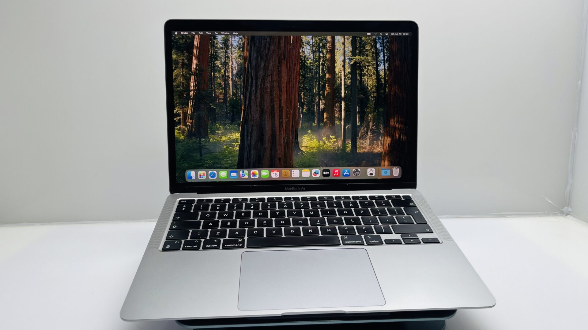 Apple MacBook Air “M1” 13-Inch 8 CPU/7 GPU (2020) 8GB RAM 256GB SSD Space Grey (Grade B) - Cracked LCD Panel - Image 4