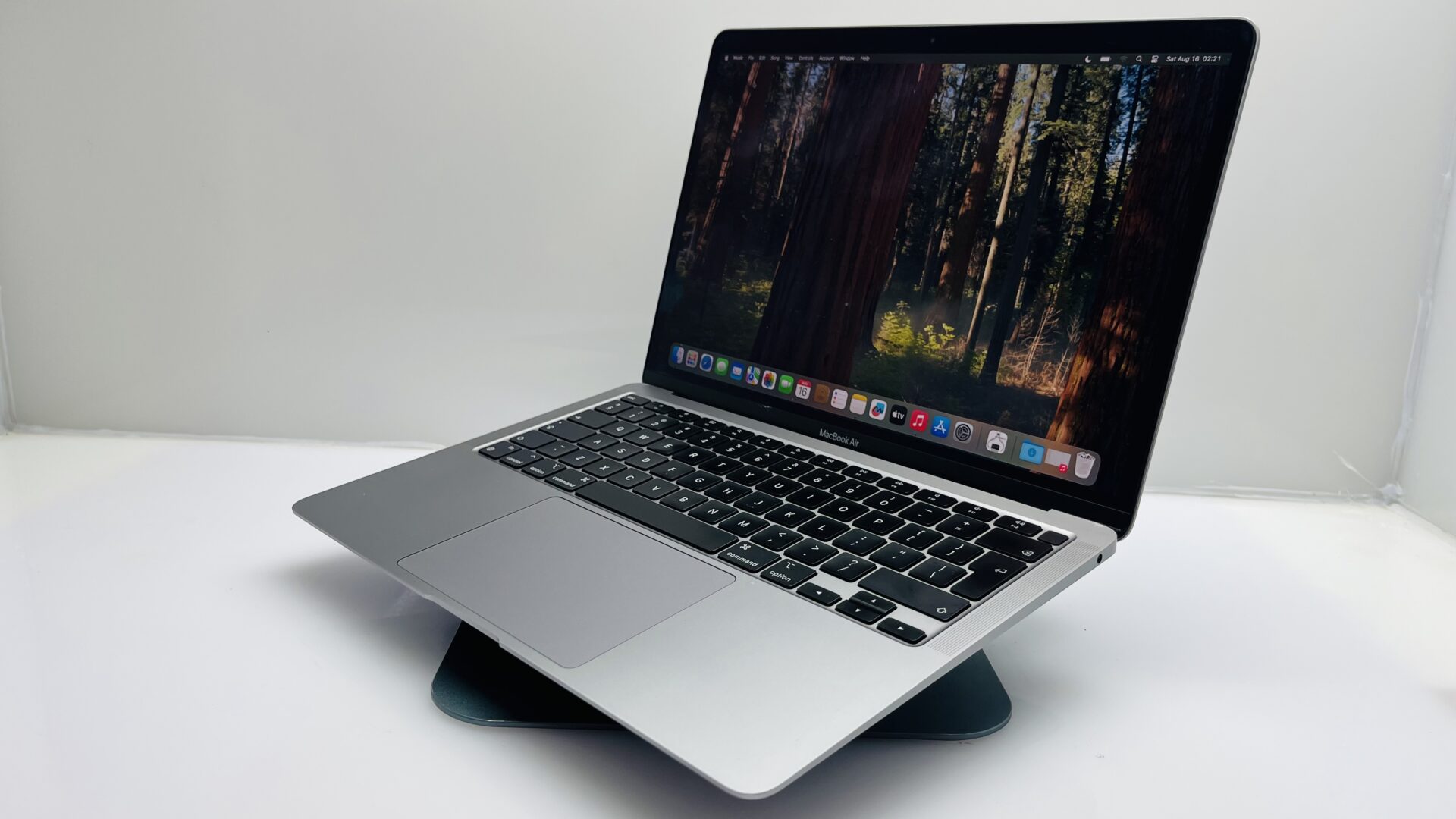 Apple MacBook Air “M1” 13-Inch 8 CPU/7 GPU (2020) 8GB RAM 256GB SSD Space Grey (Grade B) - Cracked LCD Panel - Image 5