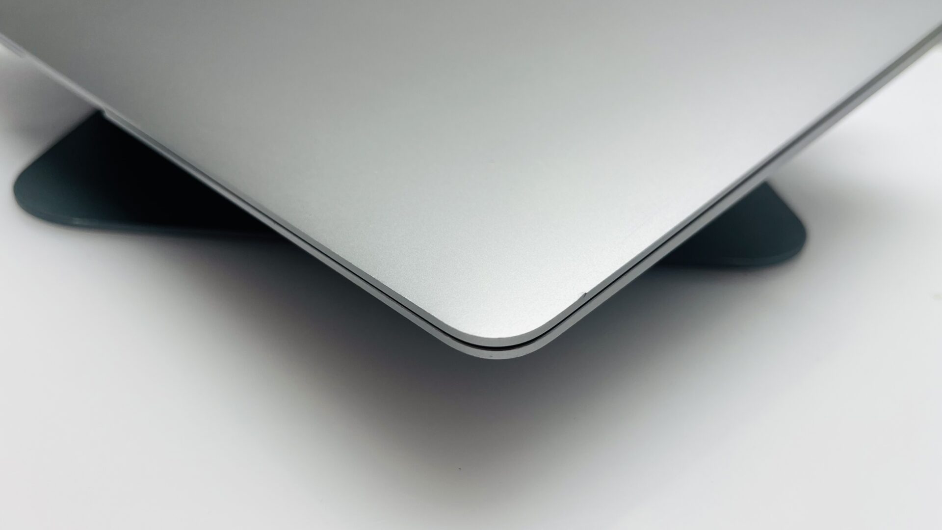 Apple MacBook Air “M1” 13-Inch 8 CPU/7 GPU (2020) 8GB RAM 256GB SSD Space Grey (Grade B) - Cracked LCD Panel - Image 7