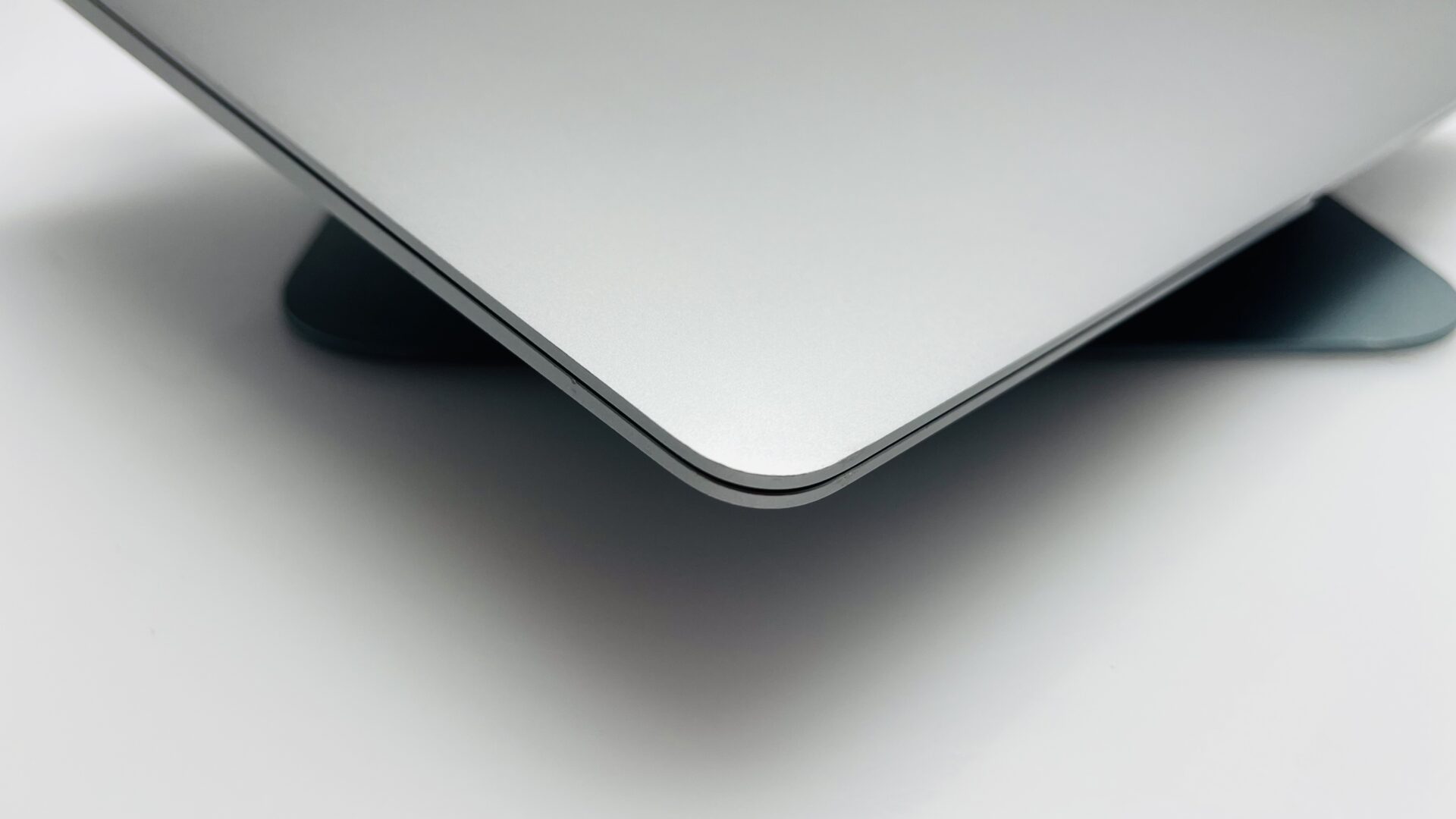 Apple MacBook Air “M1” 13-Inch 8 CPU/7 GPU (2020) 8GB RAM 256GB SSD Space Grey (Grade B) - Cracked LCD Panel - Image 8