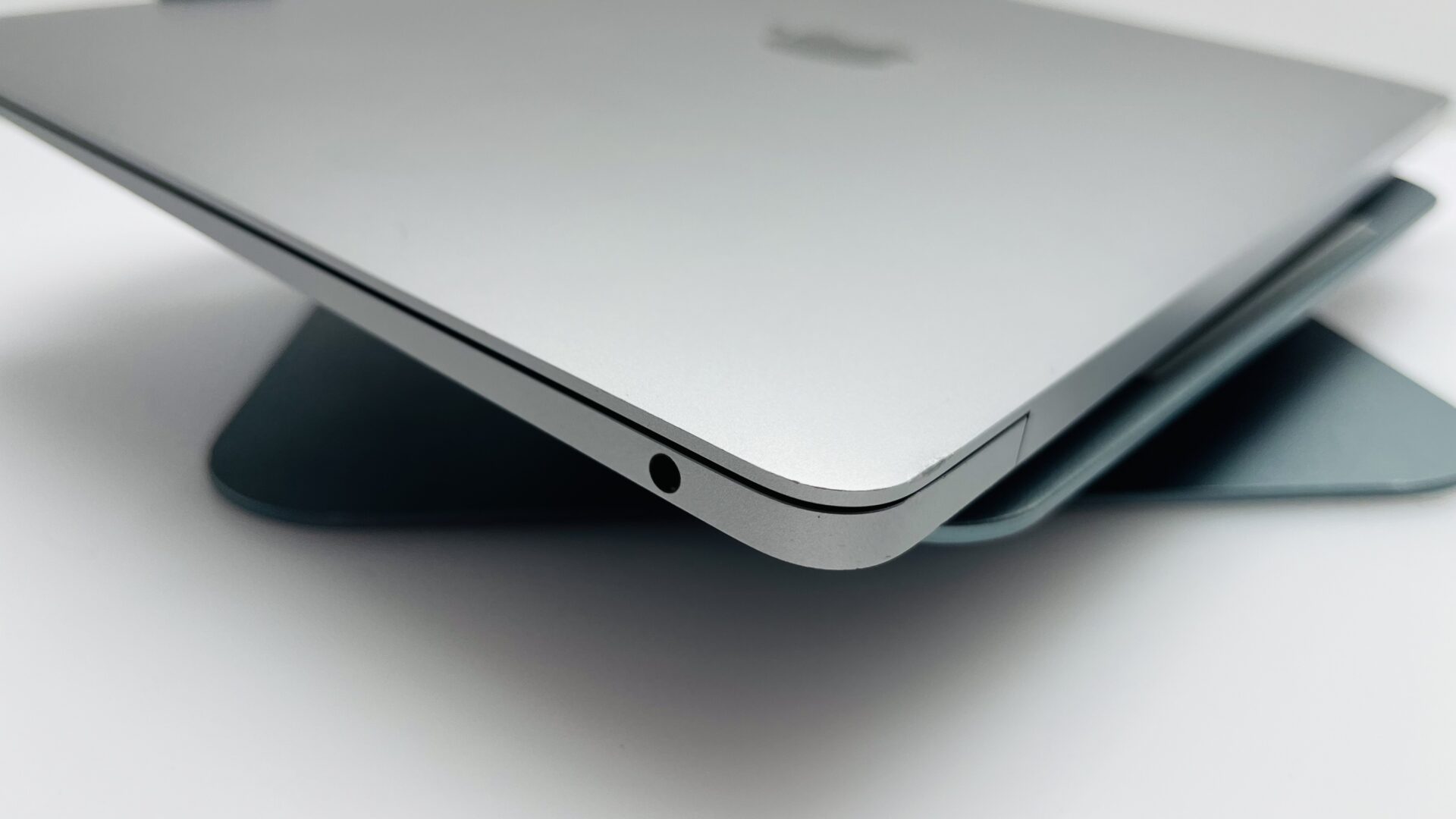 Apple MacBook Air “M1” 13-Inch 8 CPU/7 GPU (2020) 8GB RAM 256GB SSD Space Grey (Grade B) - Cracked LCD Panel - Image 9