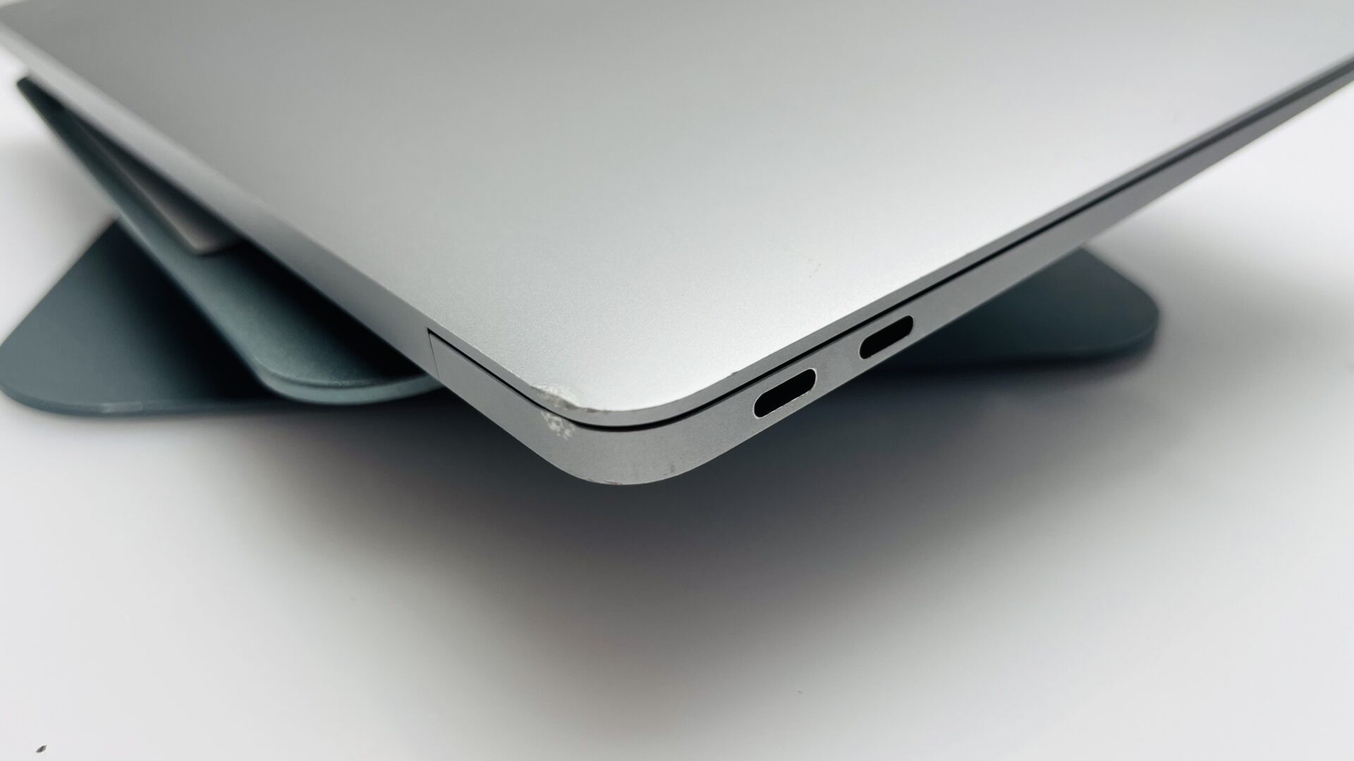 Apple MacBook Air “M1” 13-Inch 8 CPU/7 GPU (2020) 8GB RAM 256GB SSD Space Grey (Grade B) - Cracked LCD Panel - Image 10