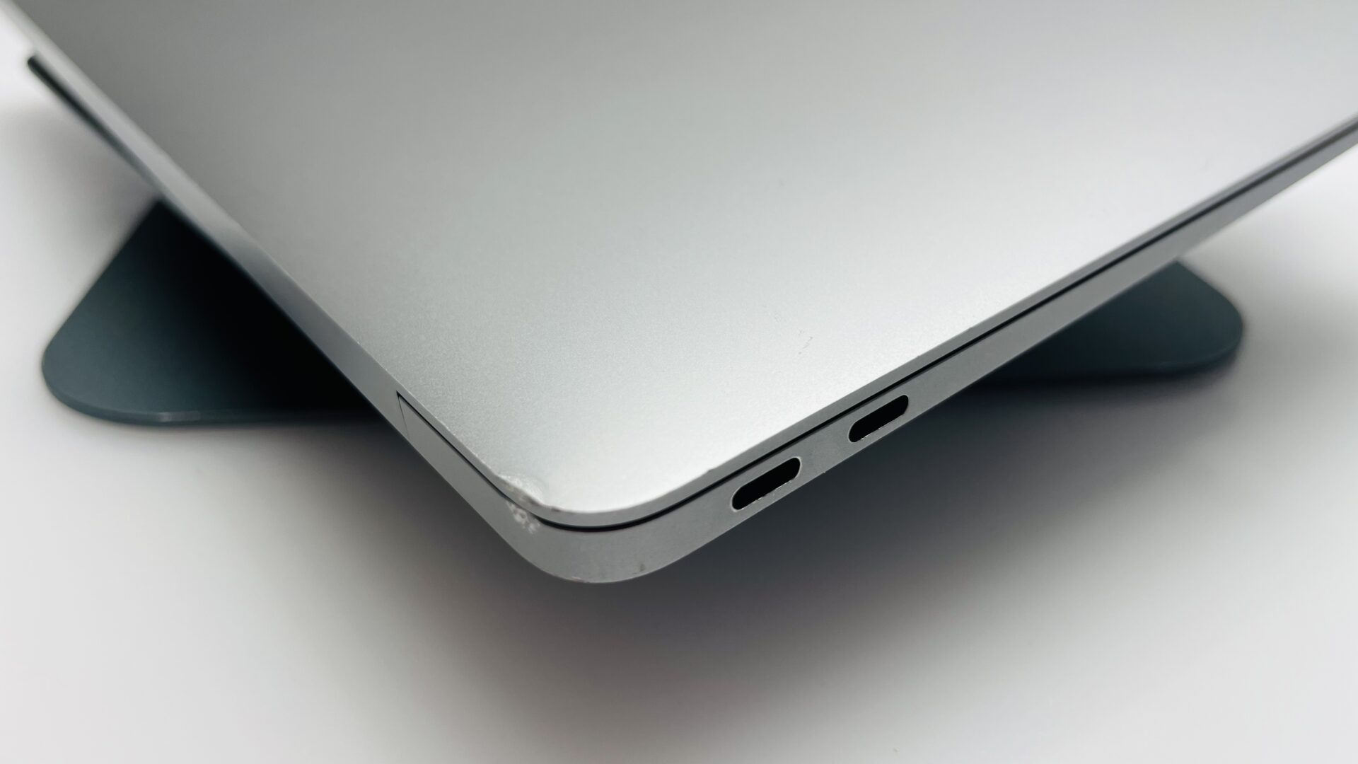 Apple MacBook Air “M1” 13-Inch 8 CPU/7 GPU (2020) 8GB RAM 256GB SSD Space Grey (Grade B) - Cracked LCD Panel - Image 11