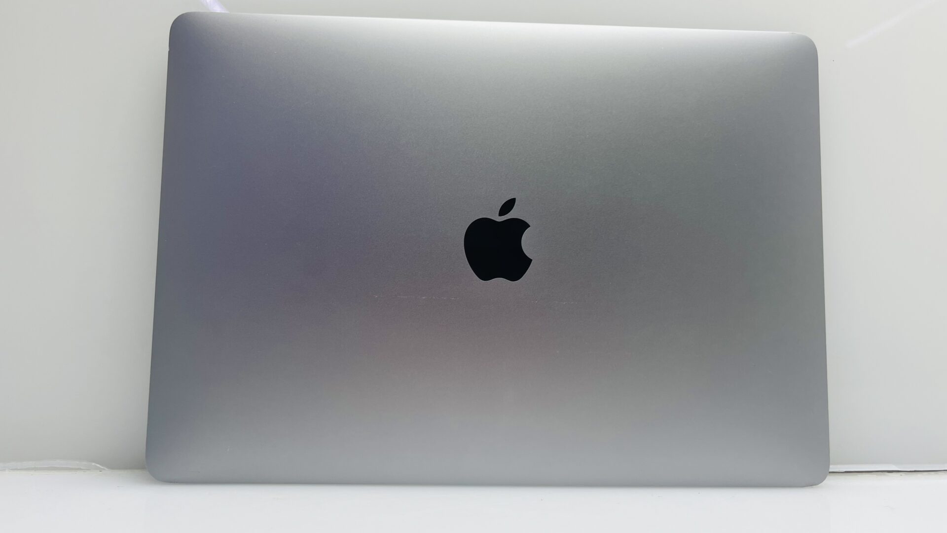 Apple MacBook Air “M1” 13-Inch 8 CPU/7 GPU (2020) 8GB RAM 256GB SSD Space Grey (Grade B) - Cracked LCD Panel - Image 2