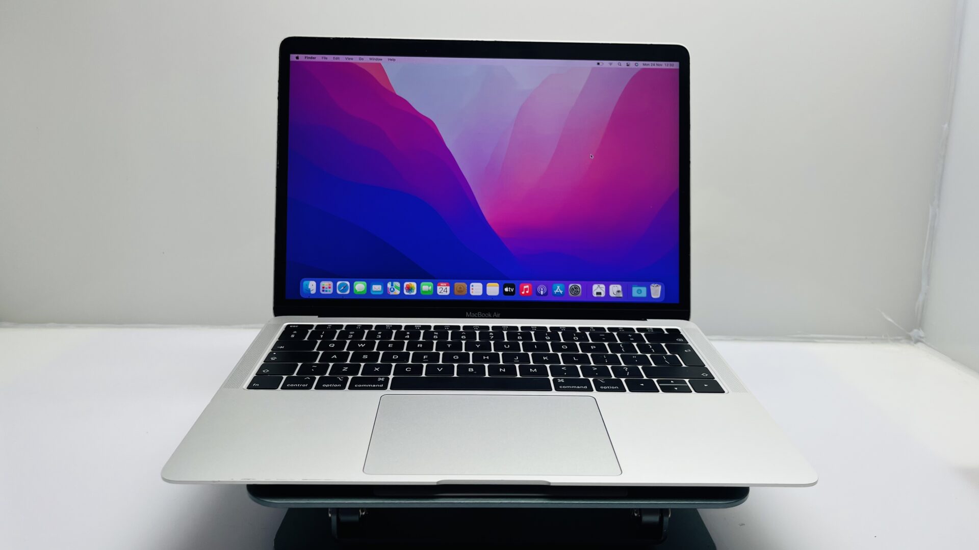 Apple MacBook Pro 13-Inch “Core i5” 2.3GHz (TouchBar/2018) 8GB RAM 256GB SSD Silver (Grade B) - Image 4