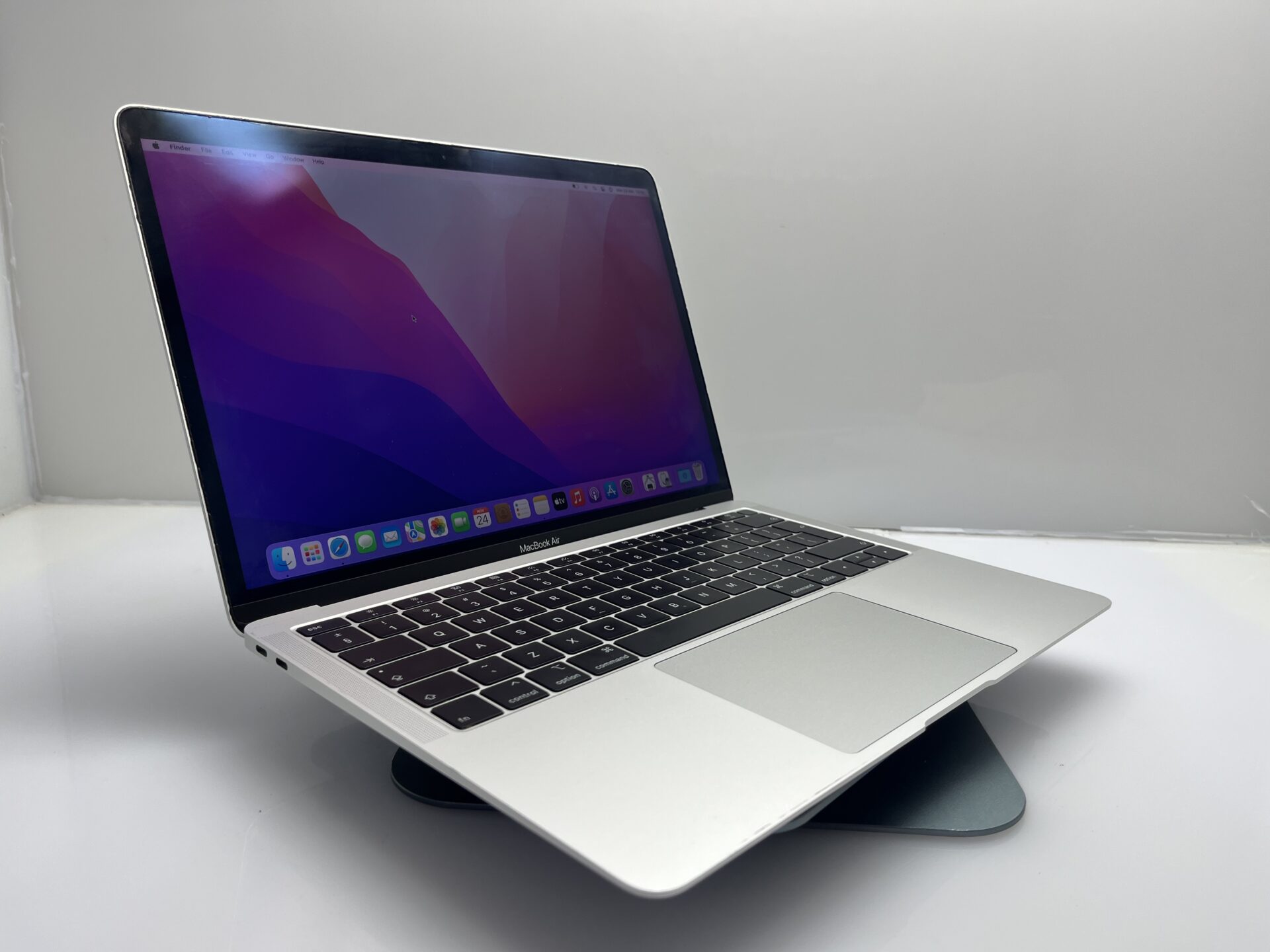 Apple MacBook Pro 13-Inch “Core i5” 2.3GHz (TouchBar/2018) 8GB RAM 256GB SSD Silver (Grade B) - Image 3