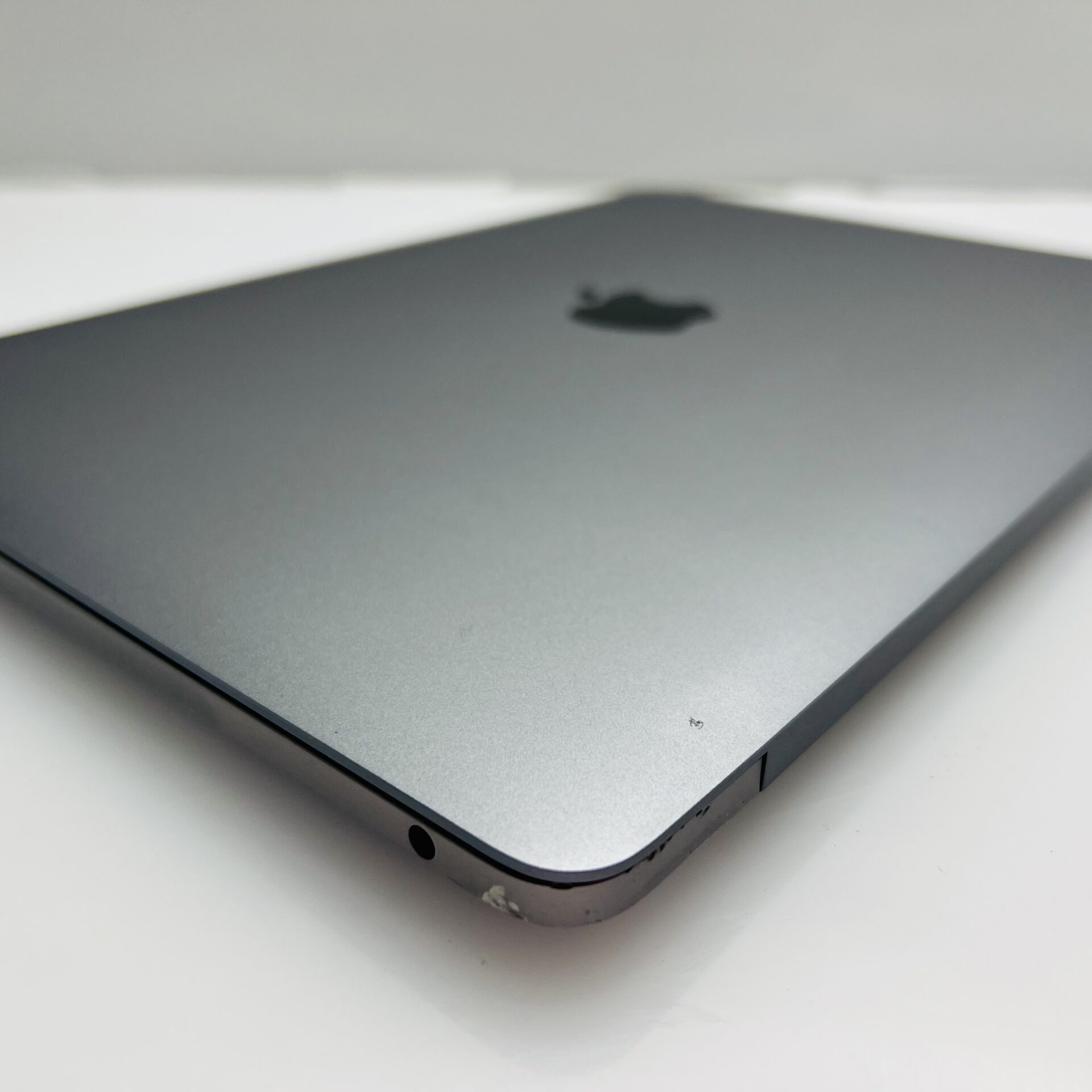 Apple MacBook Pro “M1” 13-inch 8 CPU/8 GPU 16GB RAM 512GB SSD Space Gray – (Grade B) - Image 6