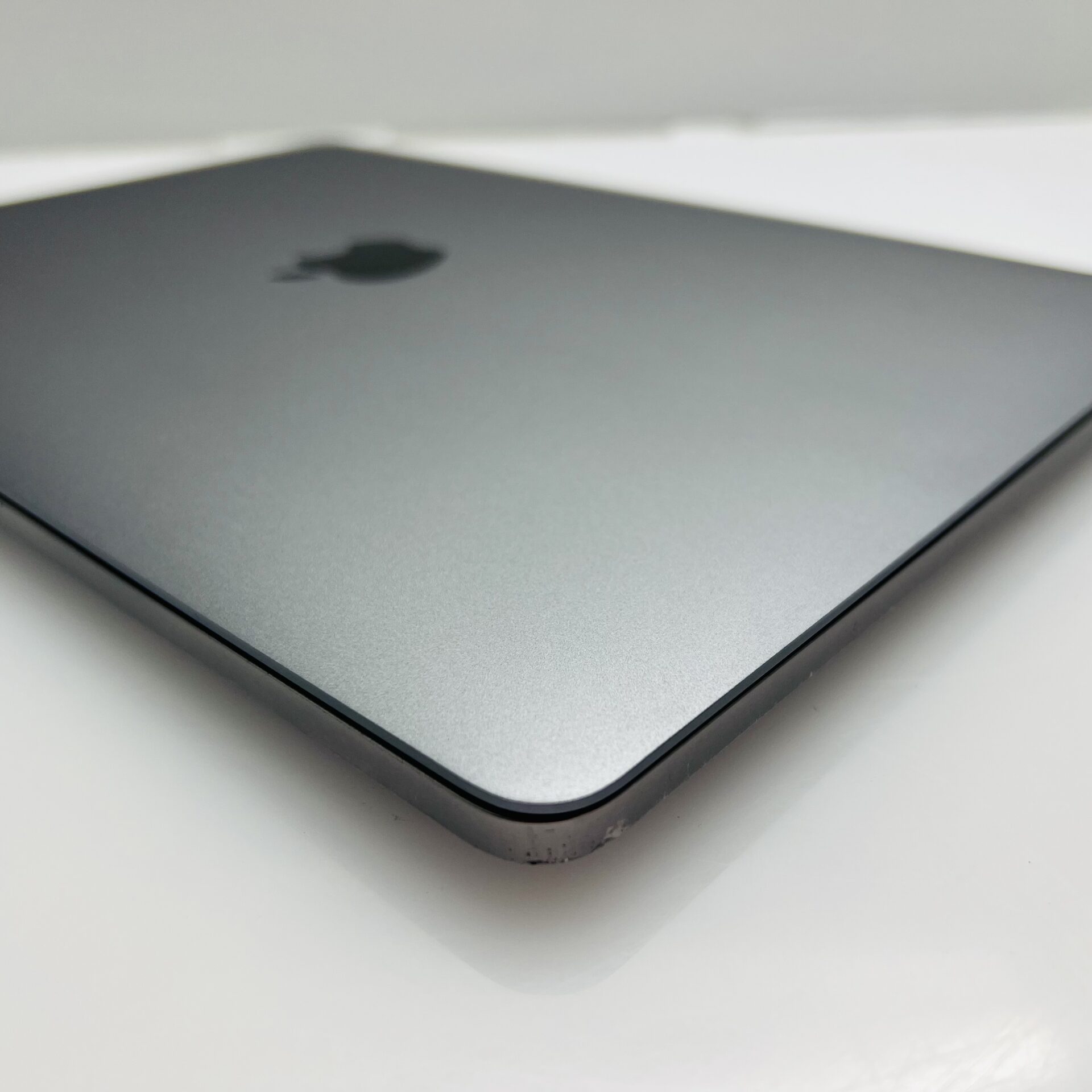 Apple MacBook Pro “M1” 13-inch 8 CPU/8 GPU 16GB RAM 512GB SSD Space Gray – (Grade B) - Image 7