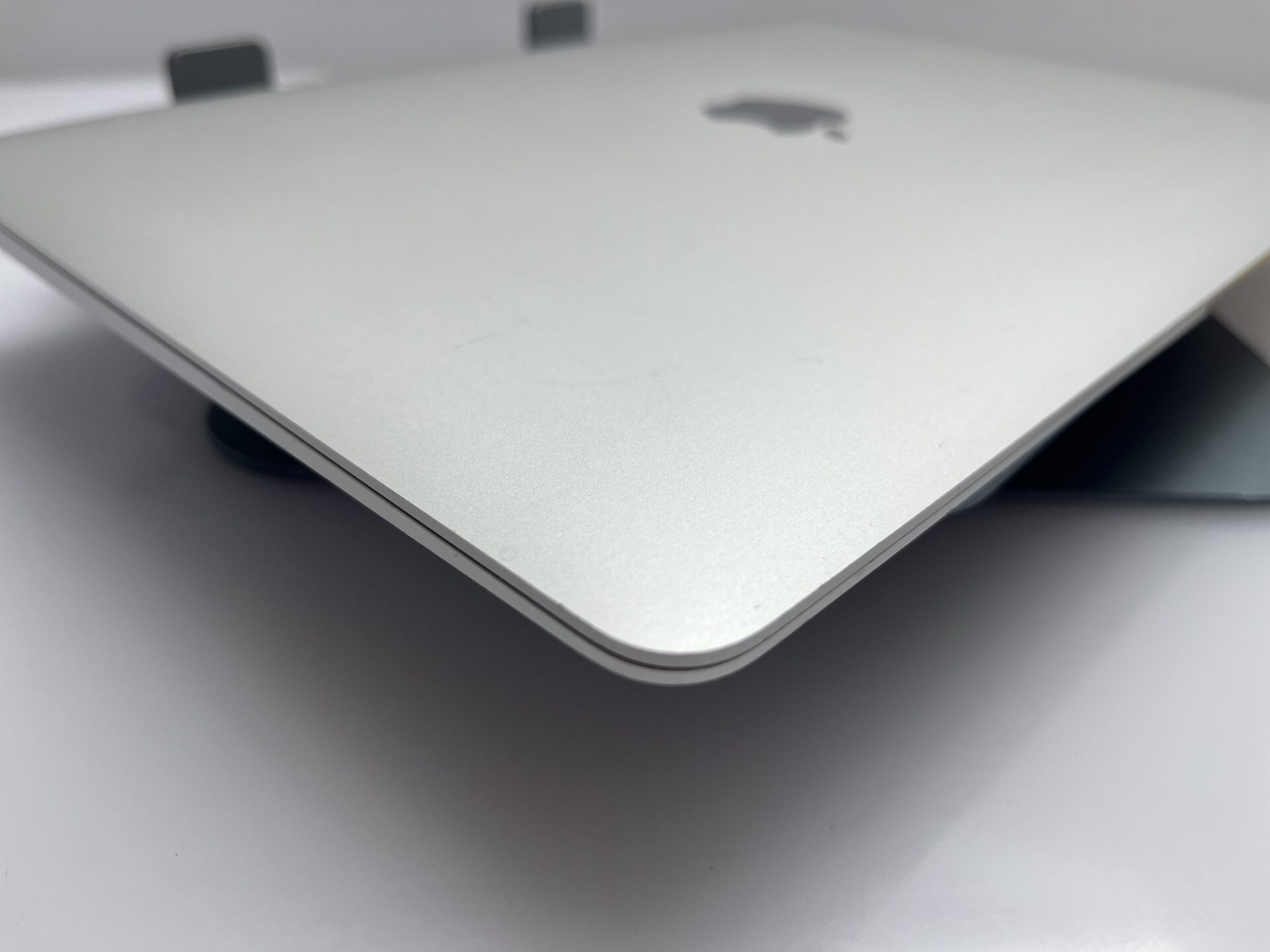 Apple MacBook Pro 13-Inch “Core i5” 2.3GHz (TouchBar/2018) 8GB RAM 256GB SSD Silver (Grade B) - Image 7