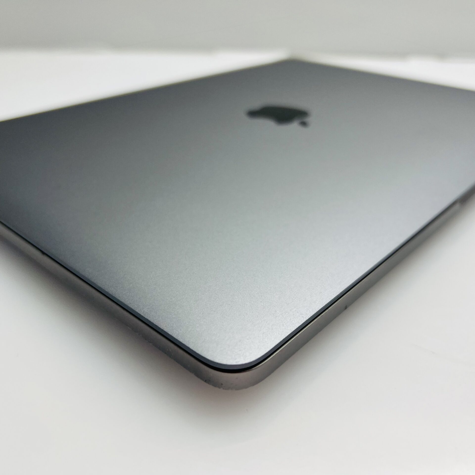 Apple MacBook Pro “M1” 13-inch 8 CPU/8 GPU 16GB RAM 512GB SSD Space Gray – (Grade B) - Image 8