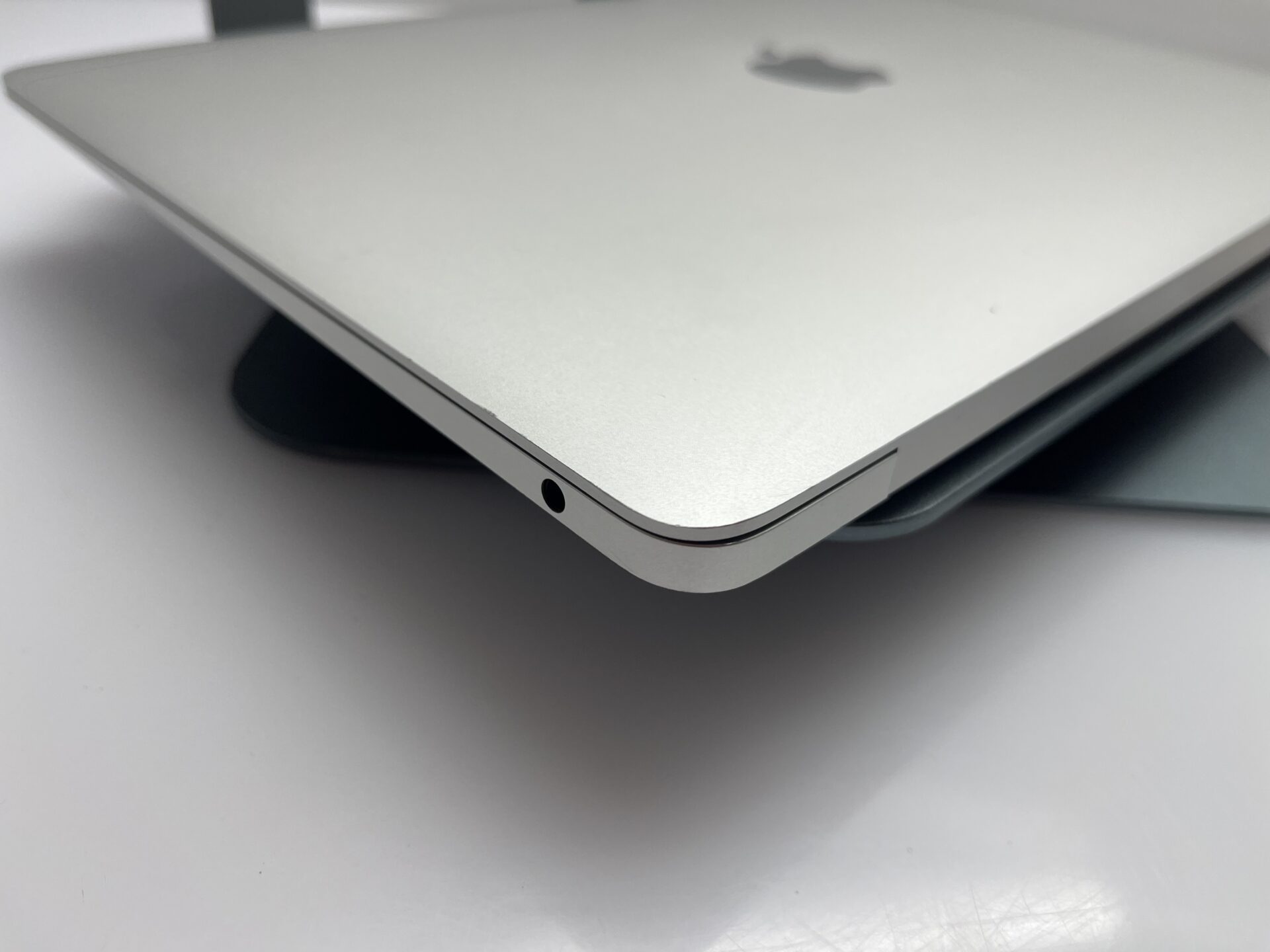 Apple MacBook Pro 13-Inch “Core i5” 2.3GHz (TouchBar/2018) 8GB RAM 256GB SSD Silver (Grade B) - Image 8