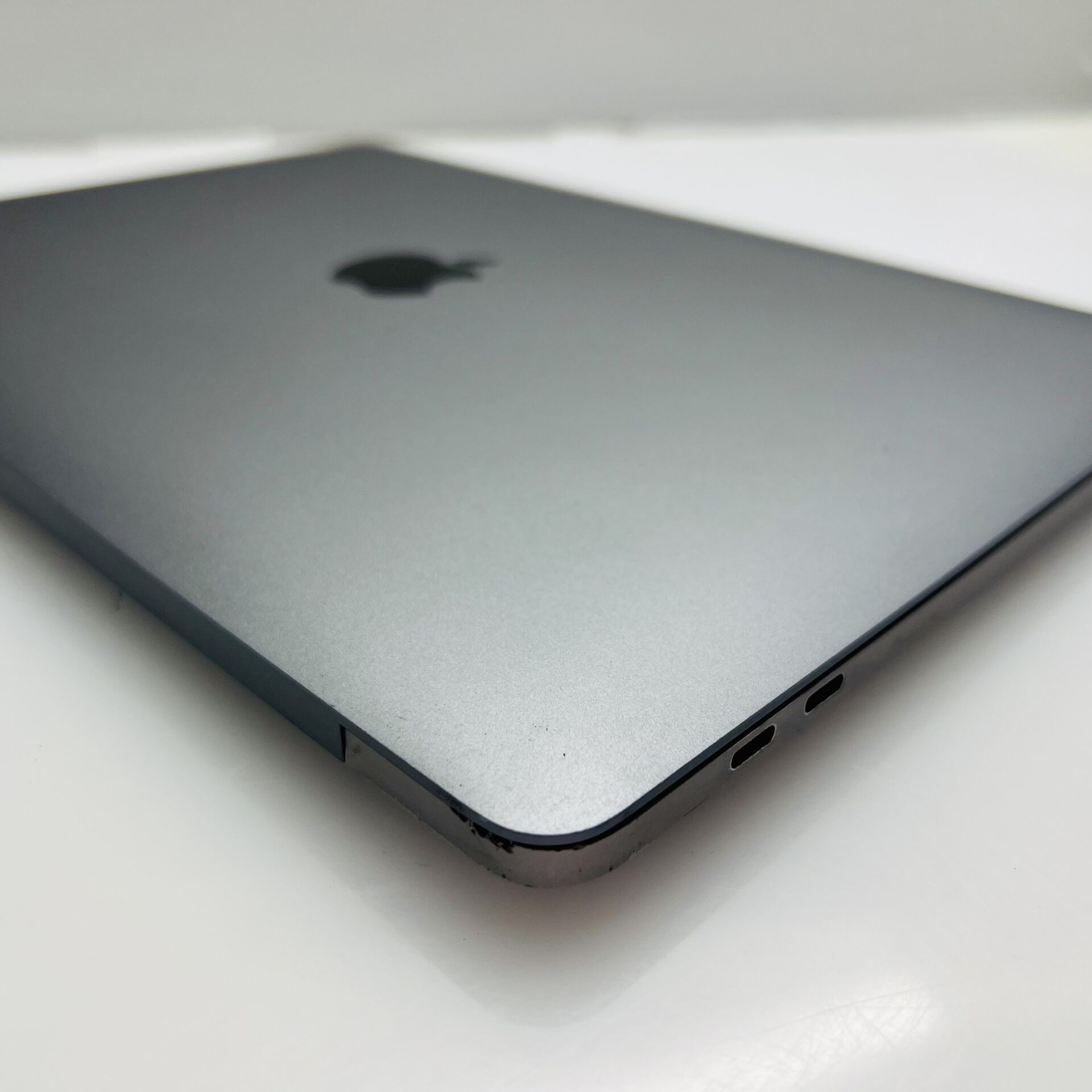 Apple MacBook Pro “M1” 13-inch 8 CPU/8 GPU 16GB RAM 512GB SSD Space Gray – (Grade B) - Image 9