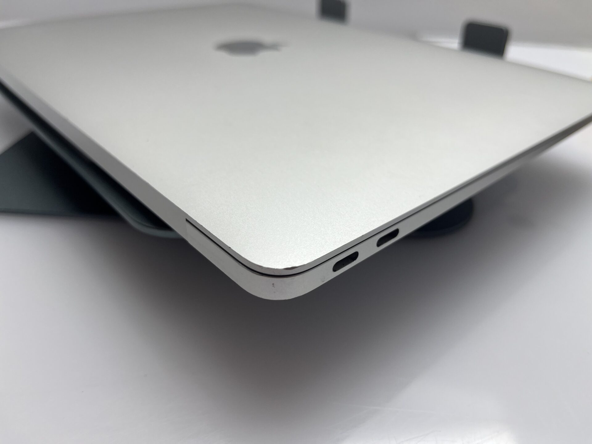 Apple MacBook Pro 13-Inch “Core i5” 2.3GHz (TouchBar/2018) 8GB RAM 256GB SSD Silver (Grade B) - Image 9