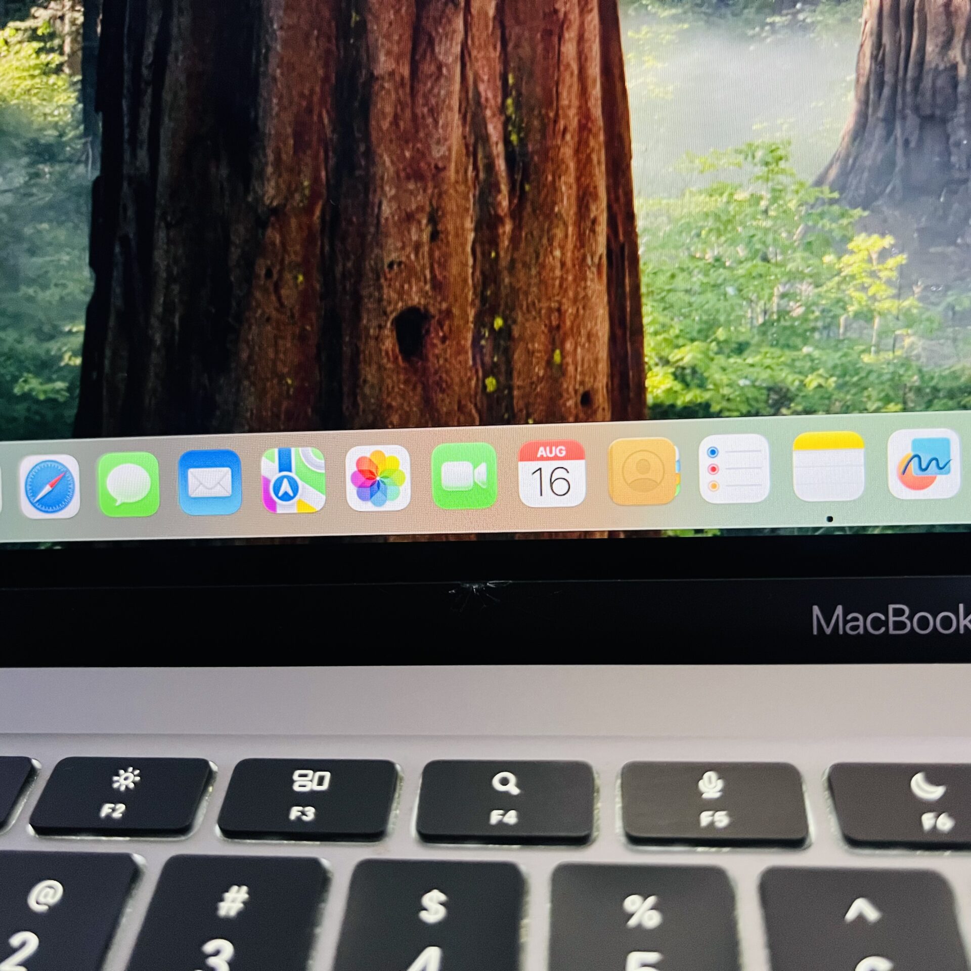 Apple MacBook Air “M1” 13-Inch 8 CPU/7 GPU (2020) 8GB RAM 256GB SSD Space Grey (Grade B) - Cracked LCD Panel - Image 6