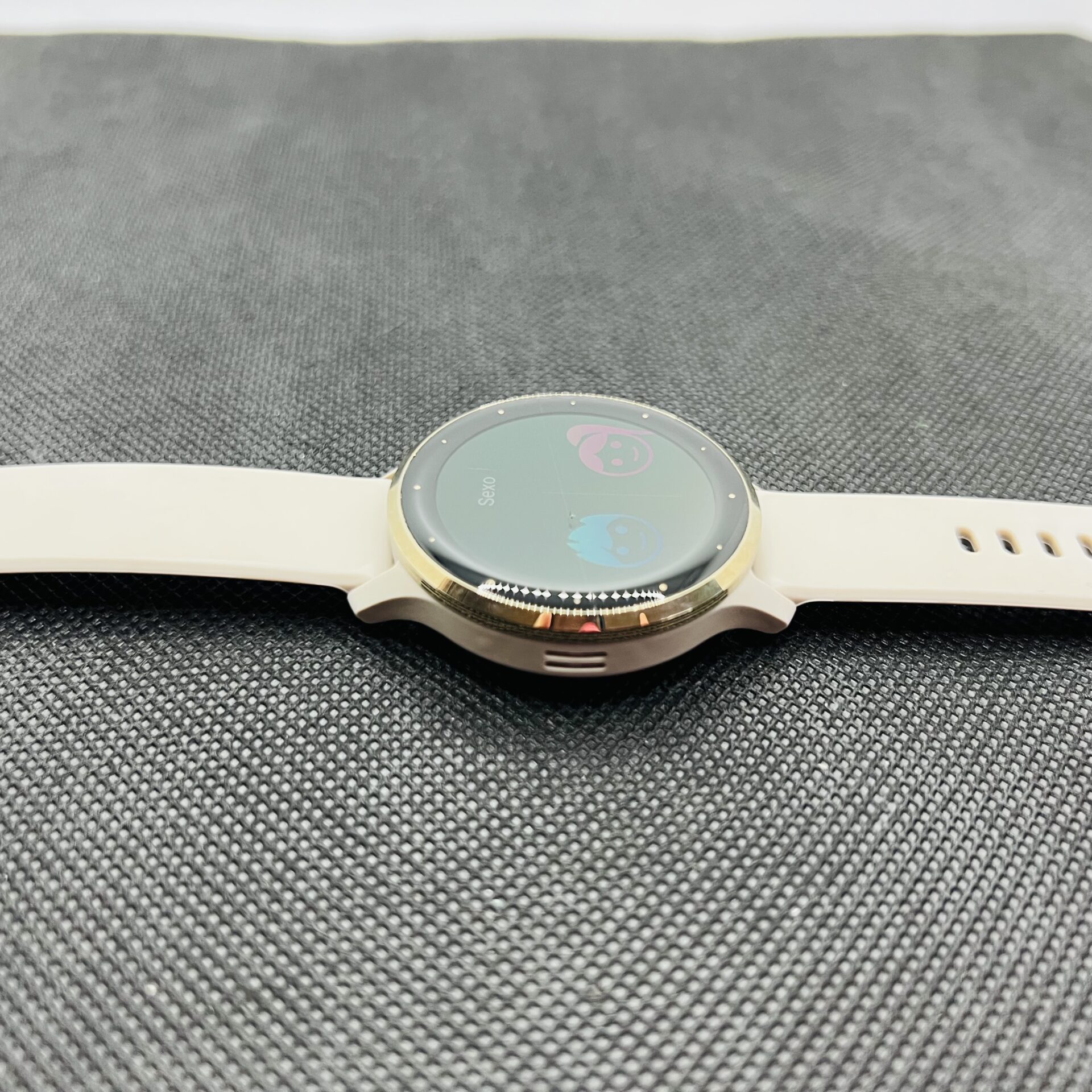 Garmin Venu 3s Gold (Grade C) - Cracked Screen - Image 3