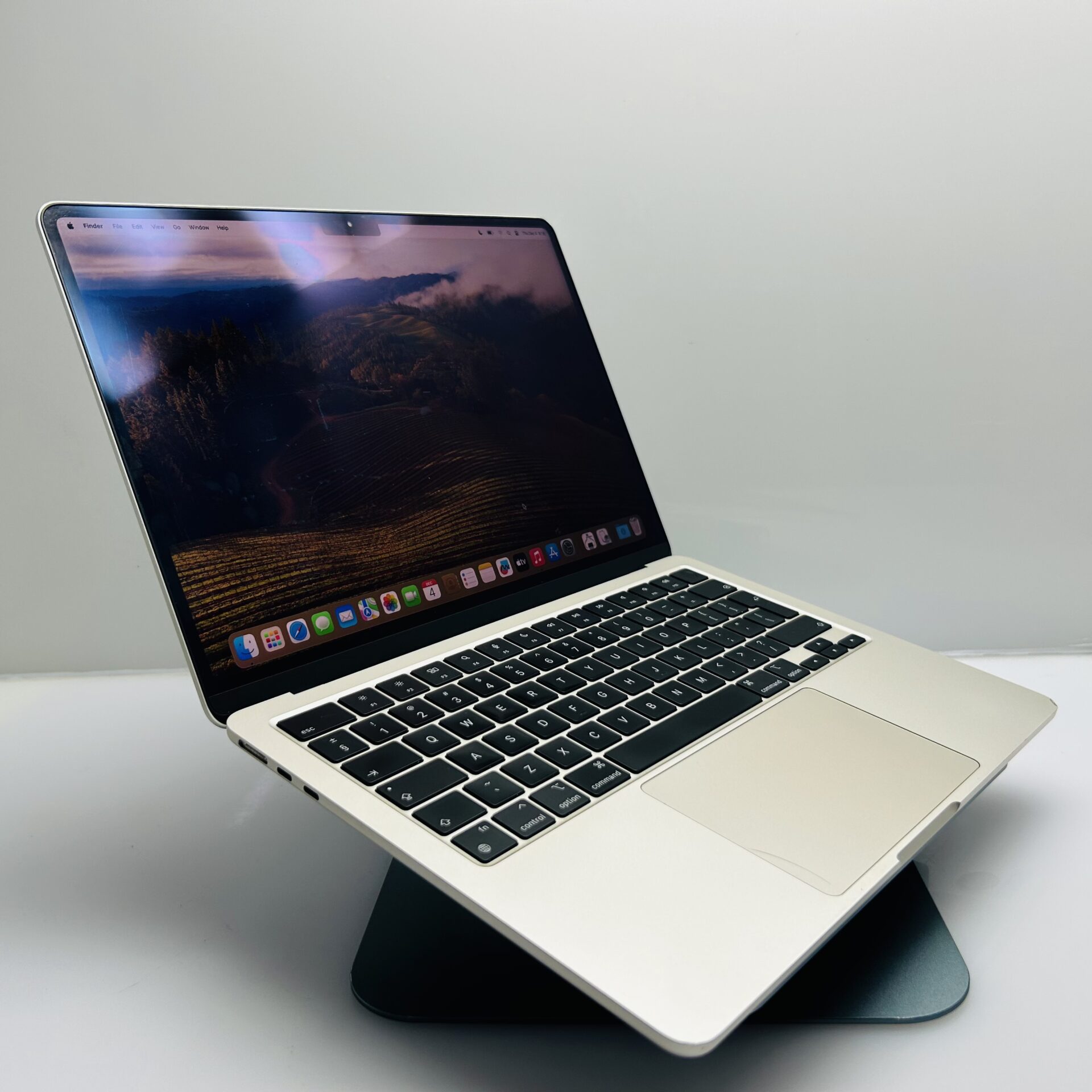 Apple MacBook Air “M2” 13-Inch 8CPU/8 GPU (2022) 8GB RAM 256GB SSD Starlight – (Grade B) - Image 3