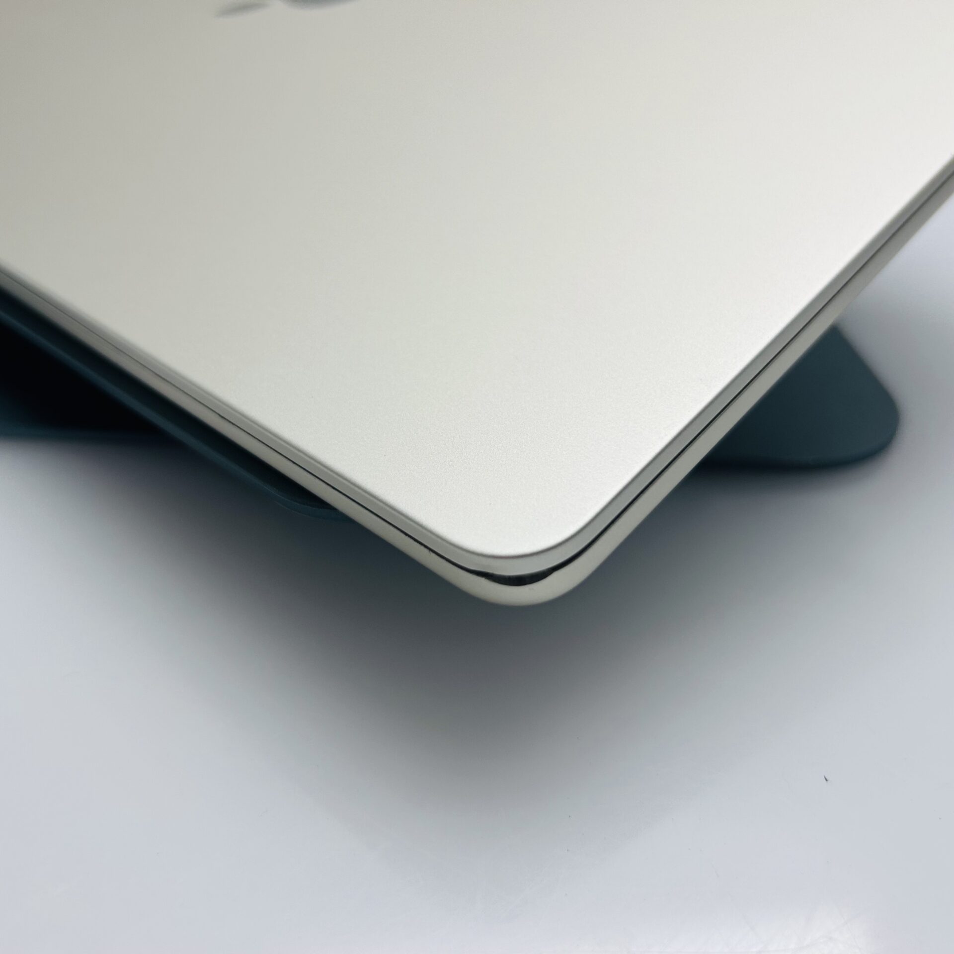 Apple MacBook Air “M2” 13-Inch 8CPU/8 GPU (2022) 8GB RAM 256GB SSD Starlight – (Grade B) - Image 6