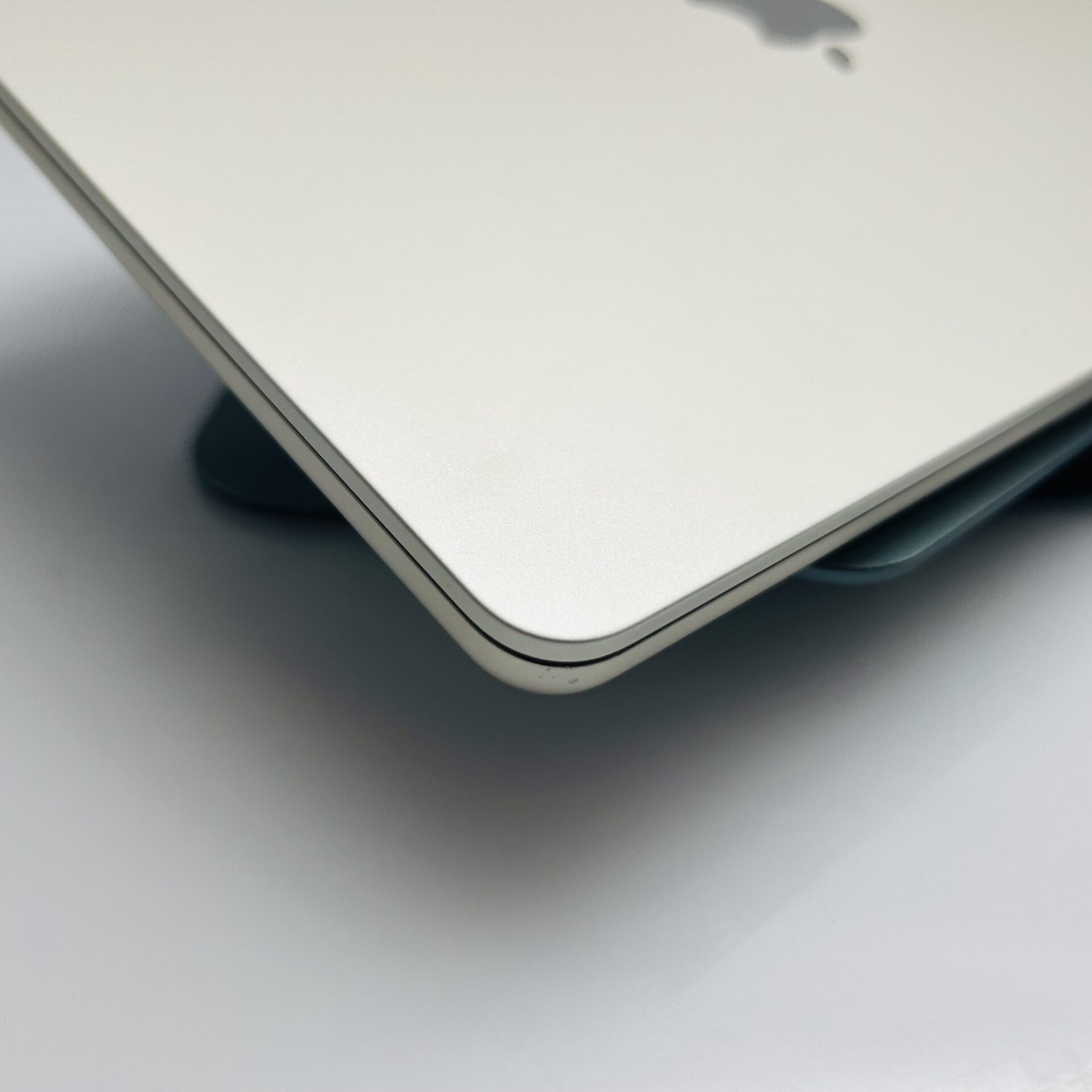 Apple MacBook Air “M2” 13-Inch 8CPU/8 GPU (2022) 8GB RAM 256GB SSD Starlight – (Grade B) - Image 7