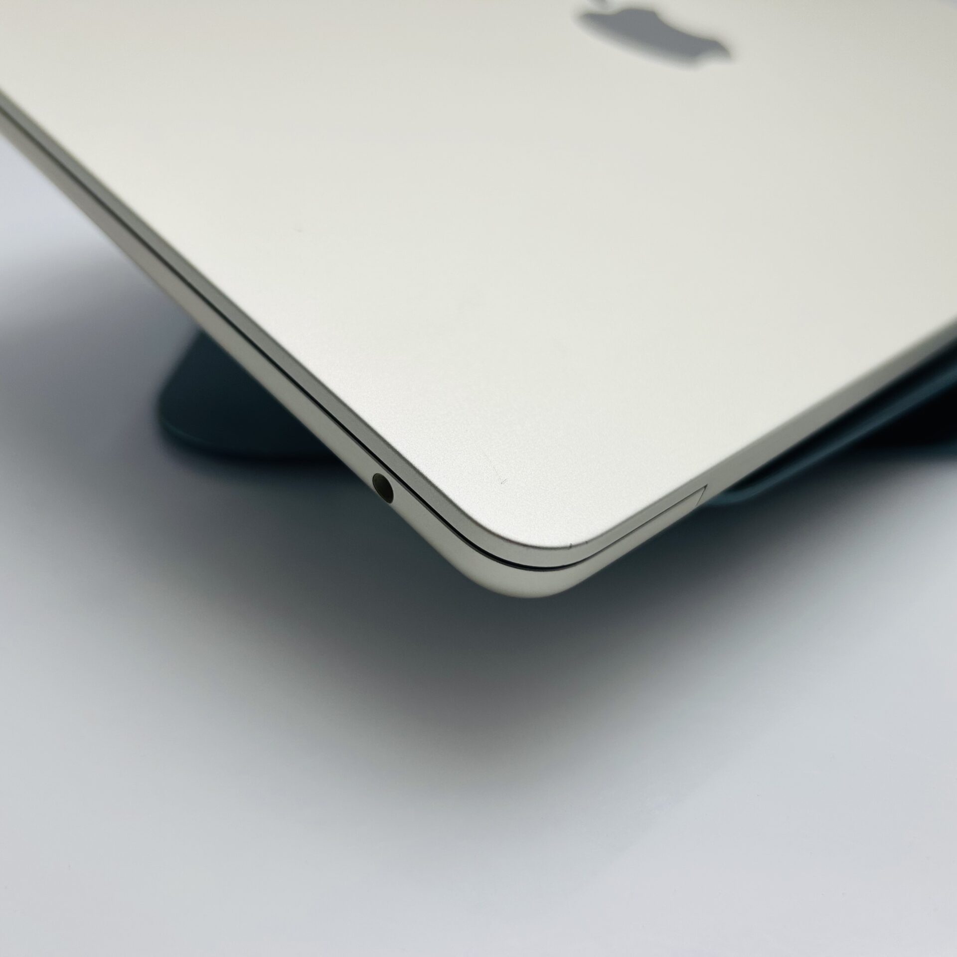 Apple MacBook Air “M2” 13-Inch 8CPU/8 GPU (2022) 8GB RAM 256GB SSD Starlight – (Grade B) - Image 8