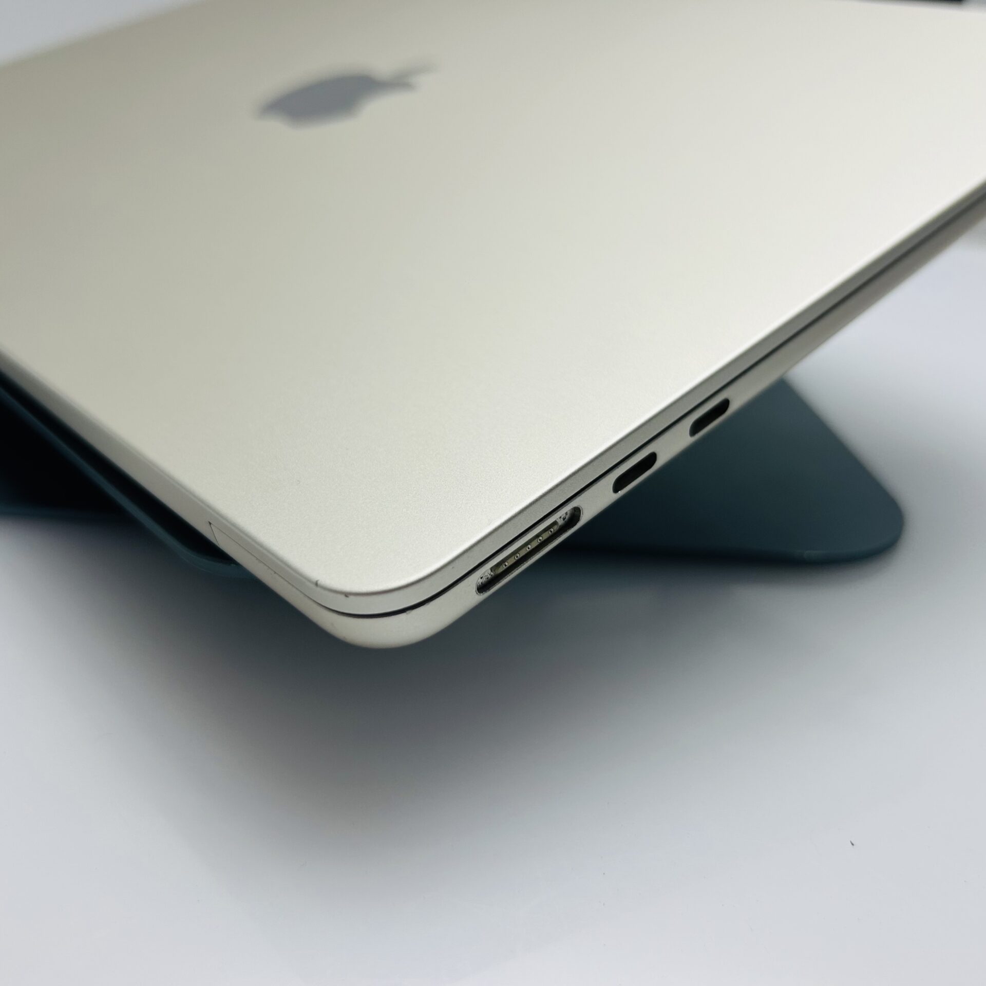 Apple MacBook Air “M2” 13-Inch 8CPU/8 GPU (2022) 8GB RAM 256GB SSD Starlight – (Grade B) - Image 9