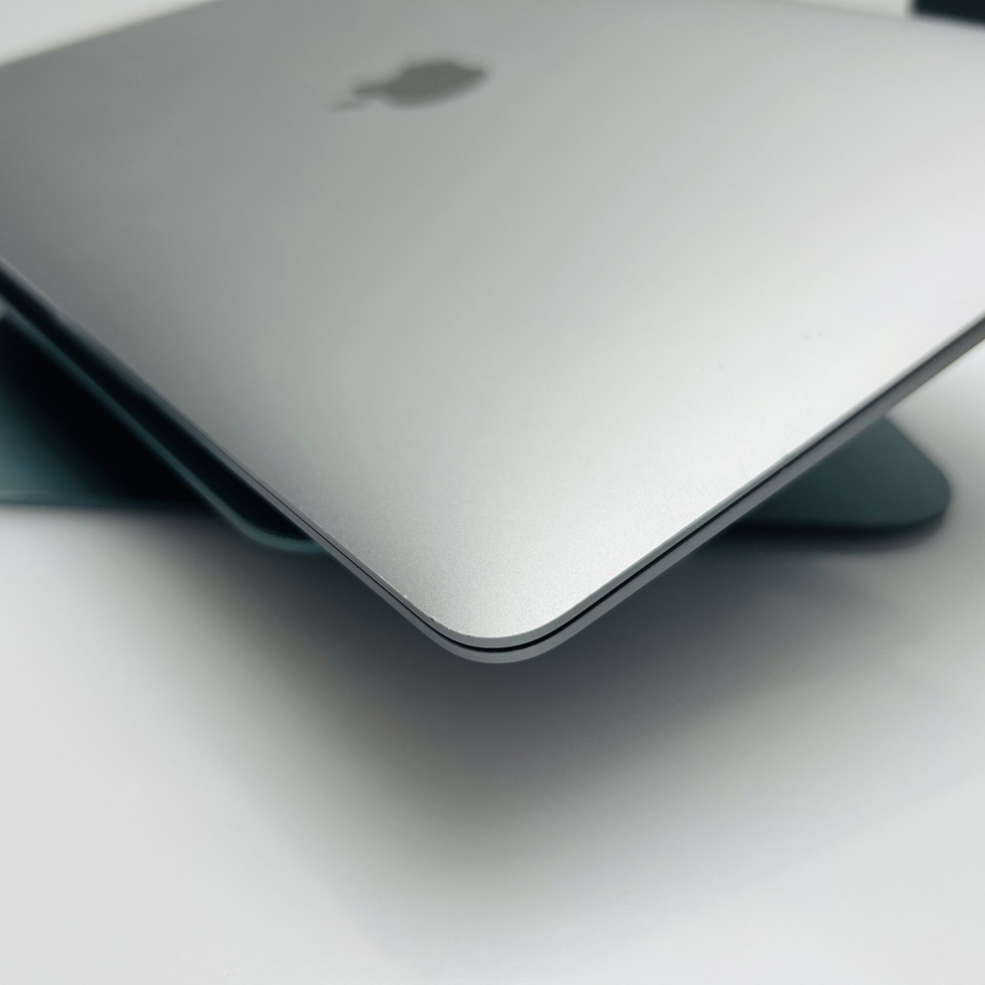 Apple MacBook Air “M1” 13-Inch 8CPU/7 GPU (2020) 8GB RAM 256GB SSD Space Gray – (Grade B) - Image 6