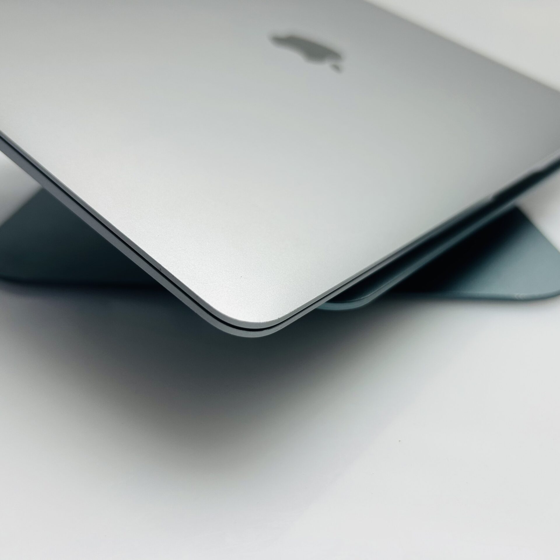 Apple MacBook Air “M1” 13-Inch 8CPU/7 GPU (2020) 8GB RAM 256GB SSD Space Gray – (Grade B) - Image 7