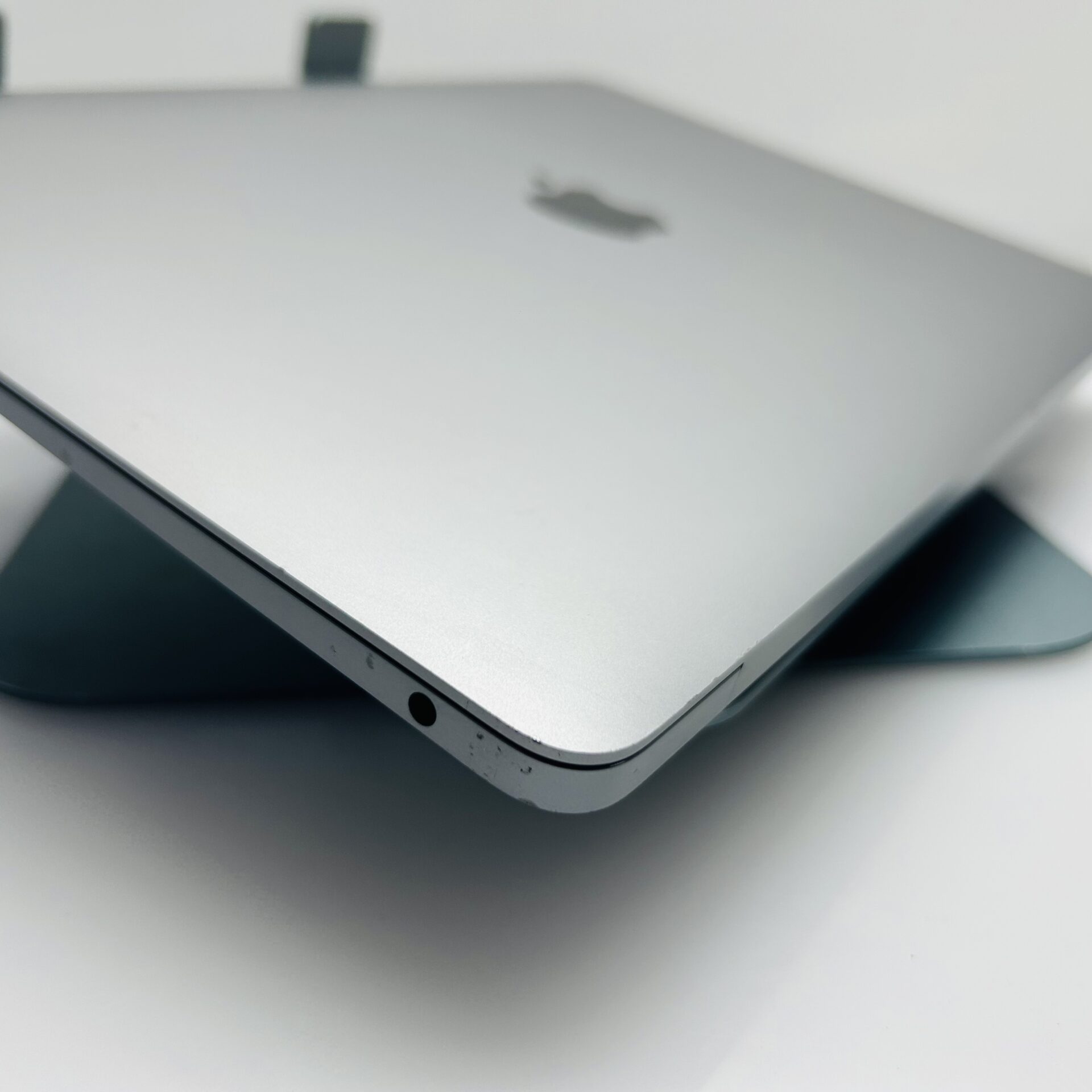 Apple MacBook Air “M1” 13-Inch 8CPU/7 GPU (2020) 8GB RAM 256GB SSD Space Gray – (Grade B) - Image 8