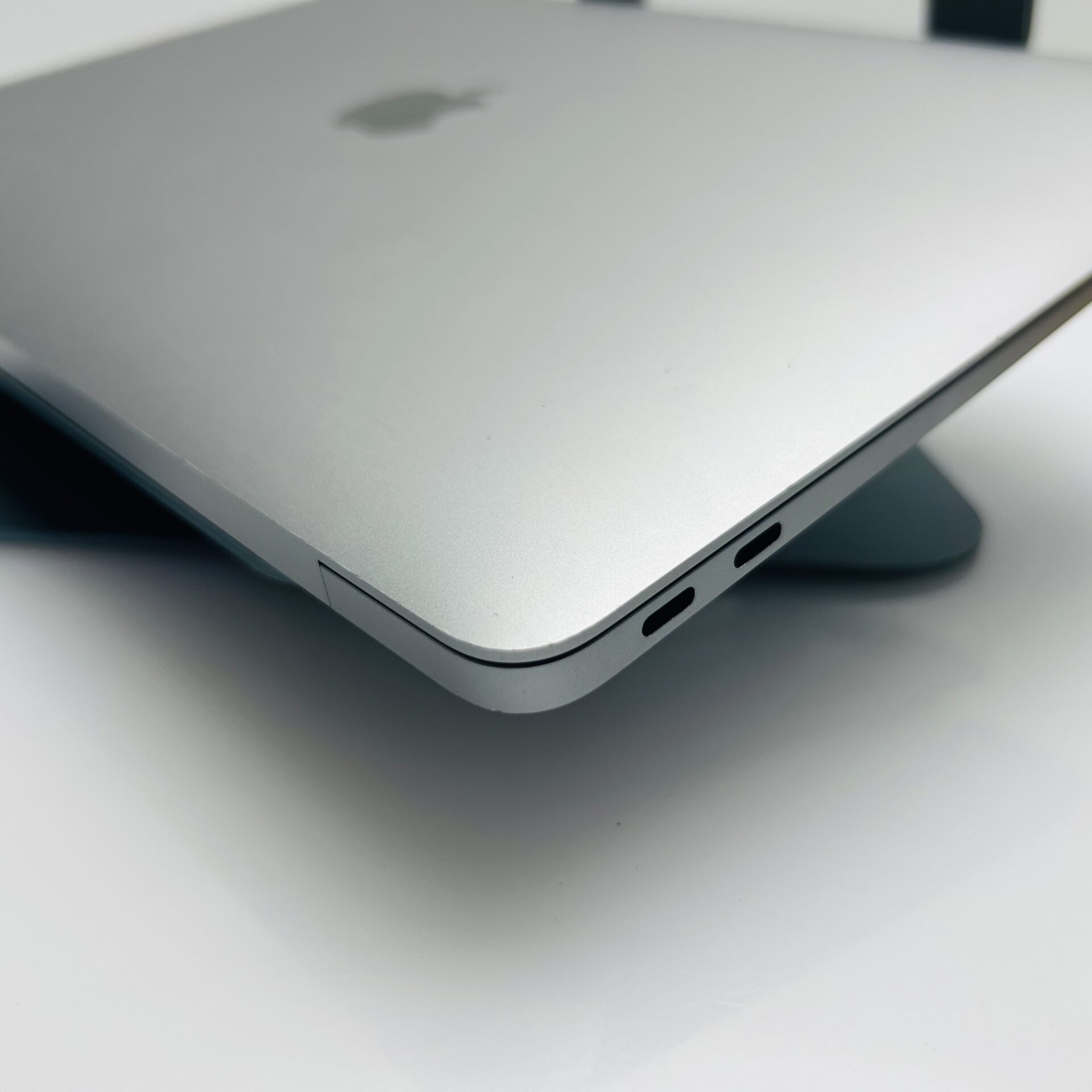 Apple MacBook Air “M1” 13-Inch 8CPU/7 GPU (2020) 8GB RAM 256GB SSD Space Gray – (Grade B) - Image 9