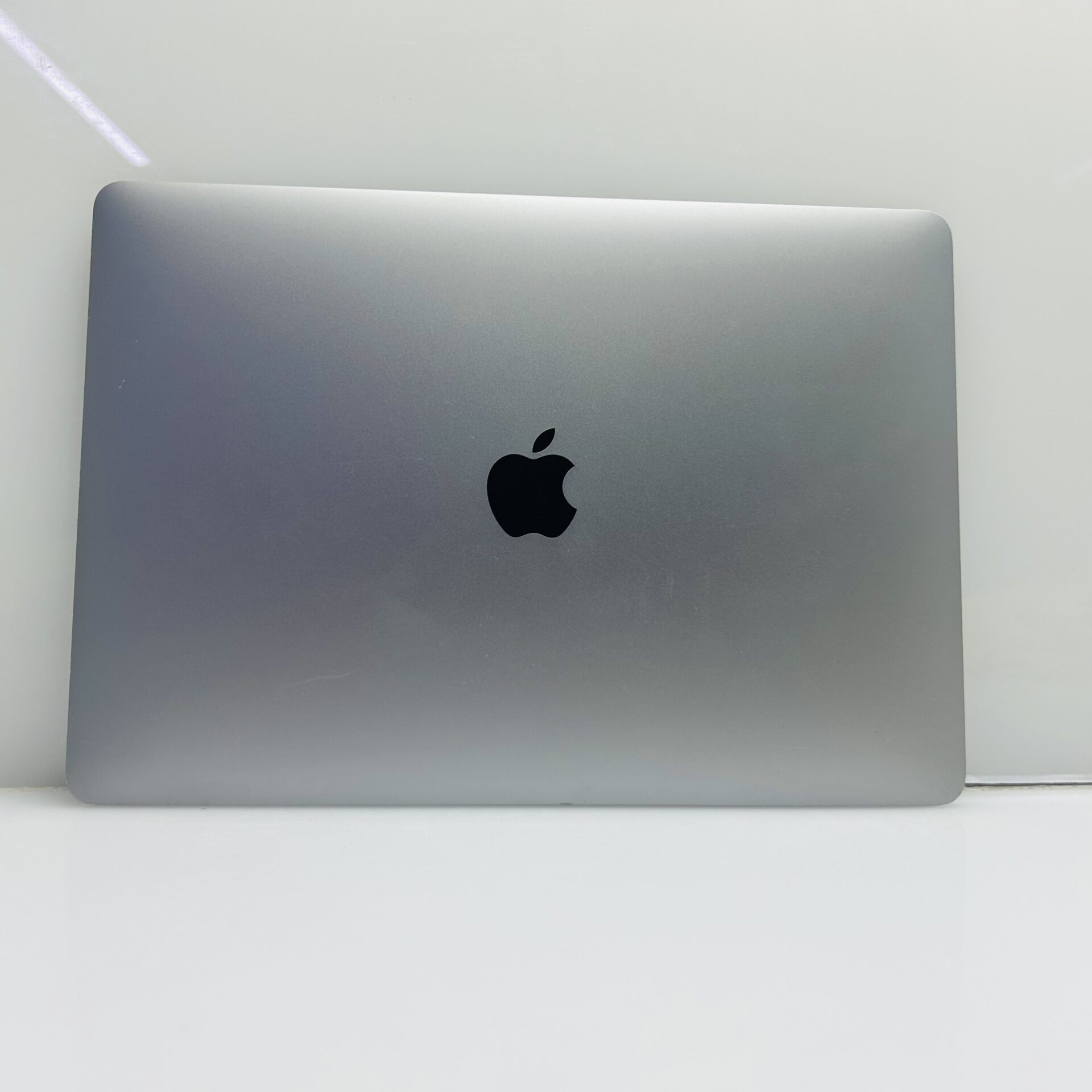 Apple MacBook Air “M1” 13-Inch 8CPU/7 GPU (2020) 8GB RAM 256GB SSD Space Gray – (Grade B) - Image 2