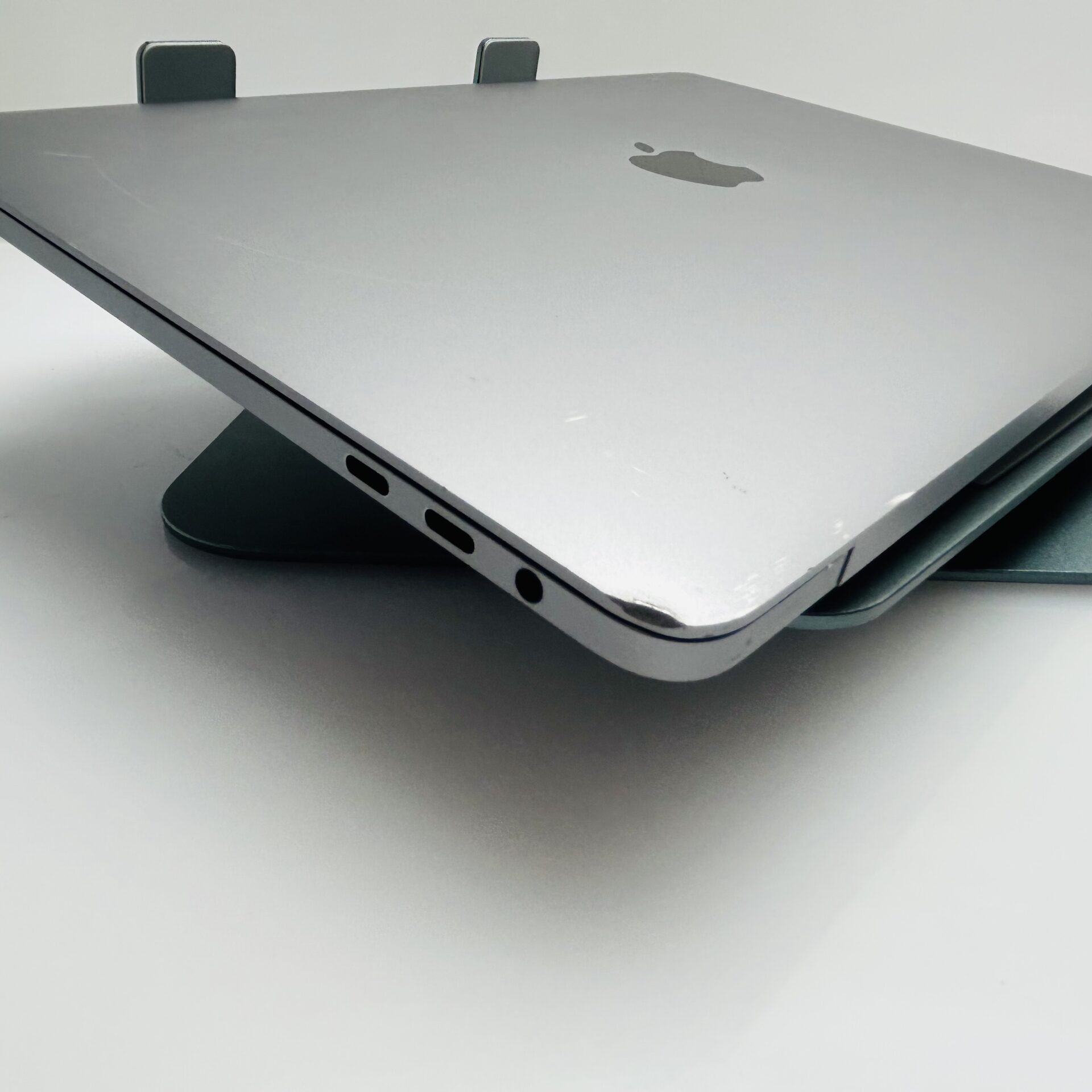 Apple MacBook Pro 13-Inch “Core i5” 2.3GHz (TouchBar/2018) 8GB RAM 256GB SSD Space Gray (Grade B) - Image 8