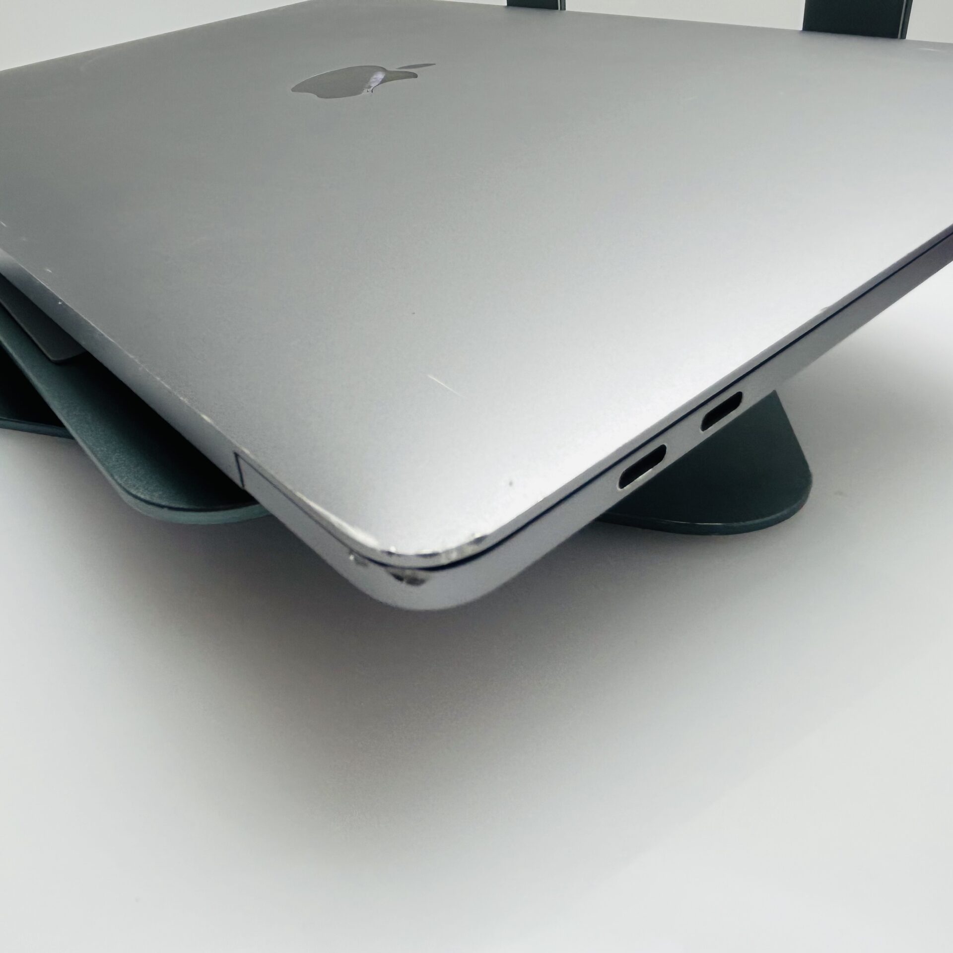 Apple MacBook Pro 13-Inch “Core i5” 2.3GHz (TouchBar/2018) 8GB RAM 256GB SSD Space Gray (Grade B) - Image 9